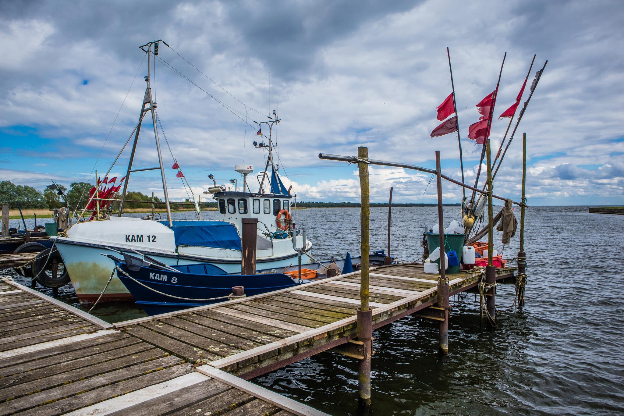 Hafen mit Fischerboot an einem Holzsteg