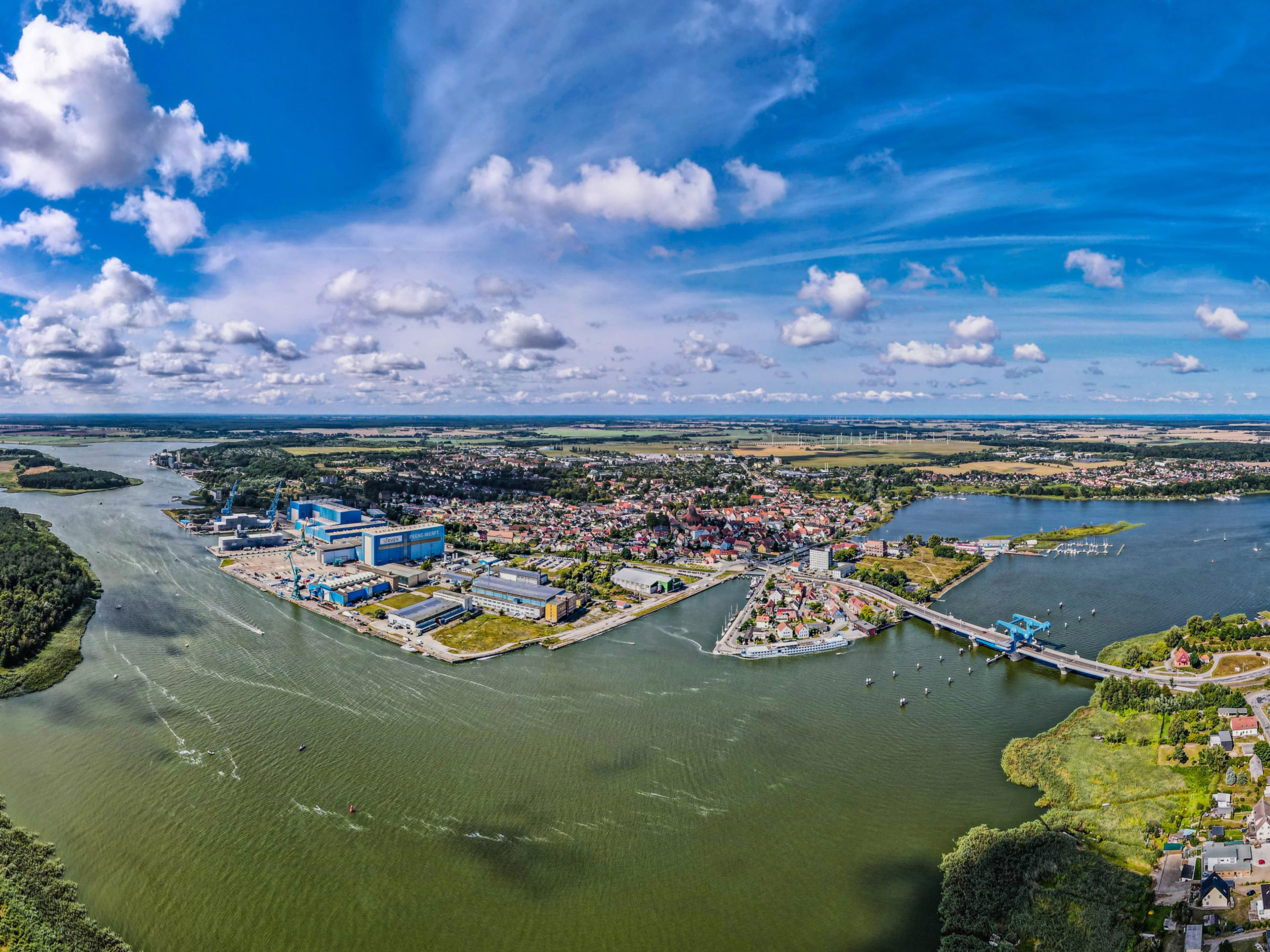 Blick auf die Stadt Wolgast mit Peenebrücke