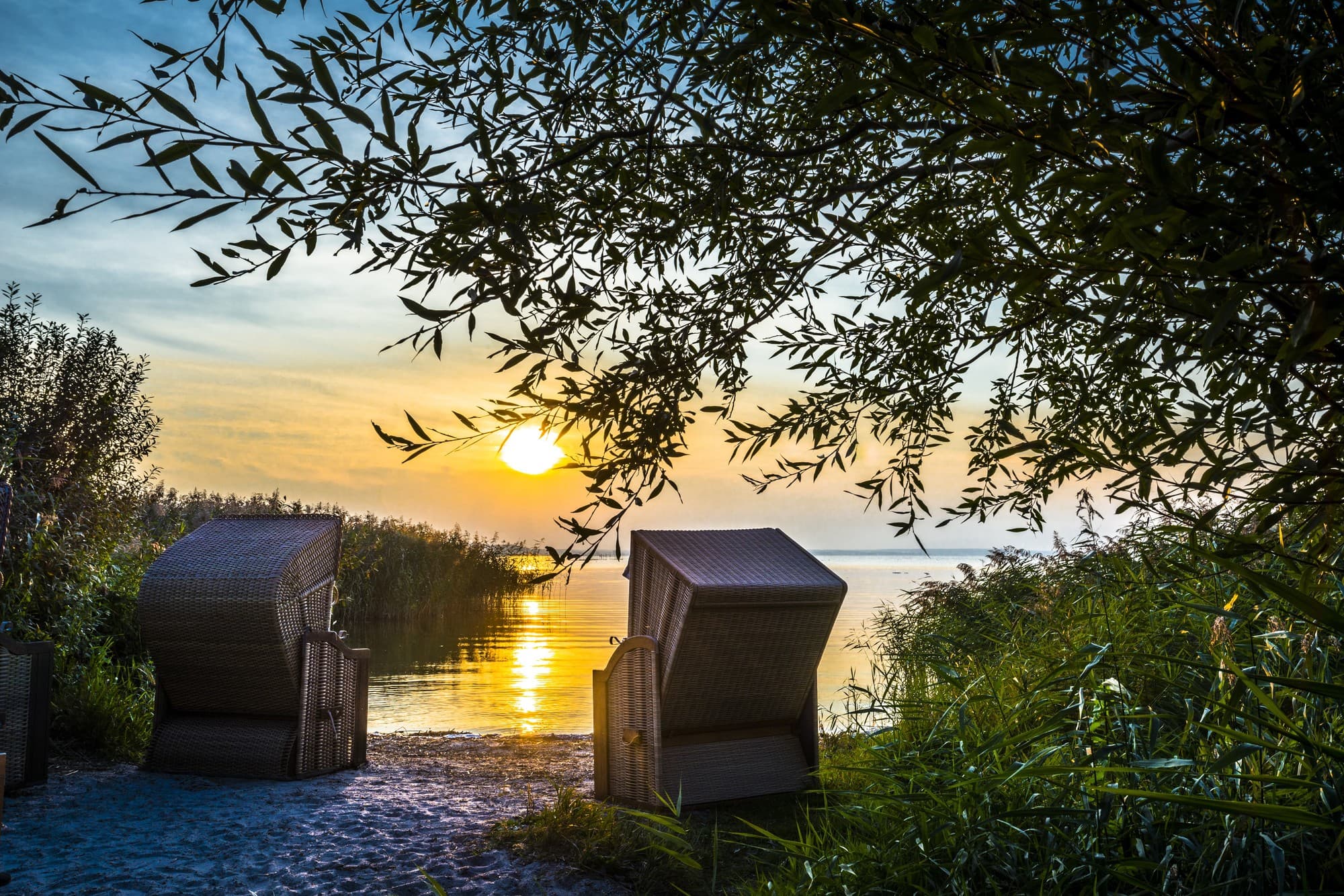 Strandkörbe an einer Badestelle in Pudagla im Sonnenuntergang