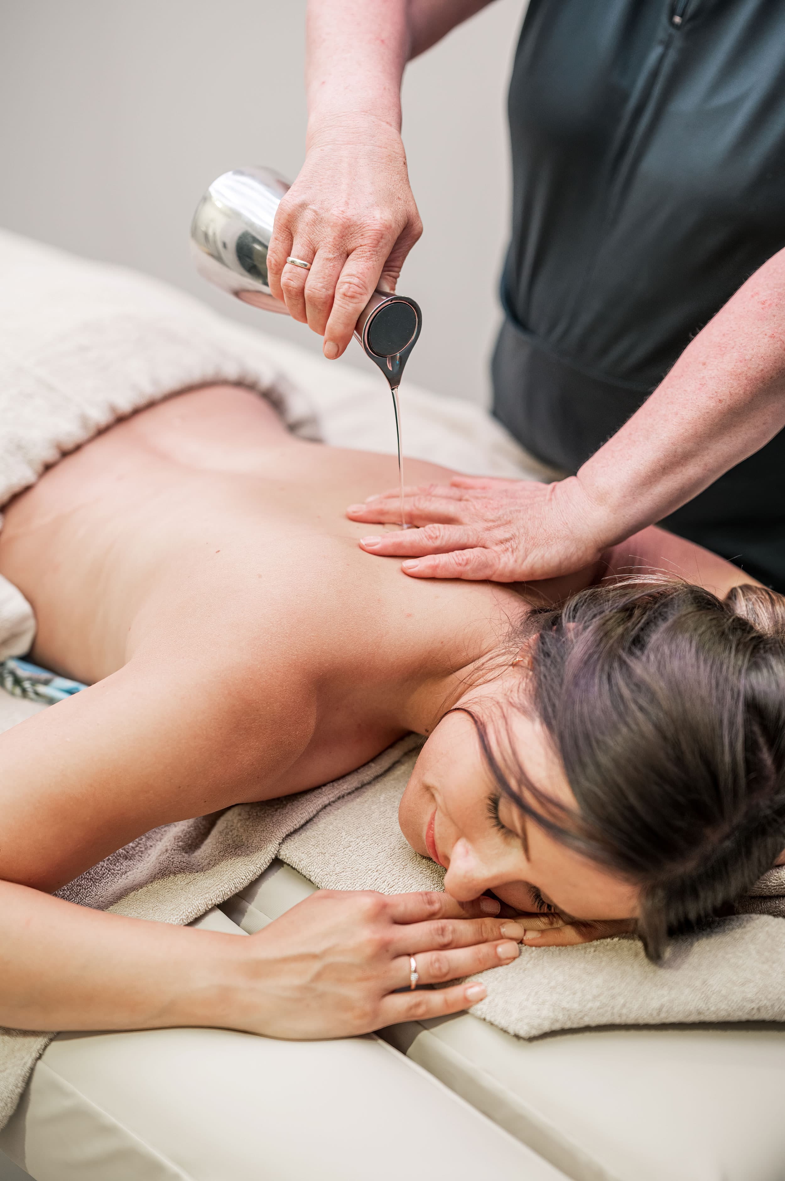 Frau bei der Massage mit Öl