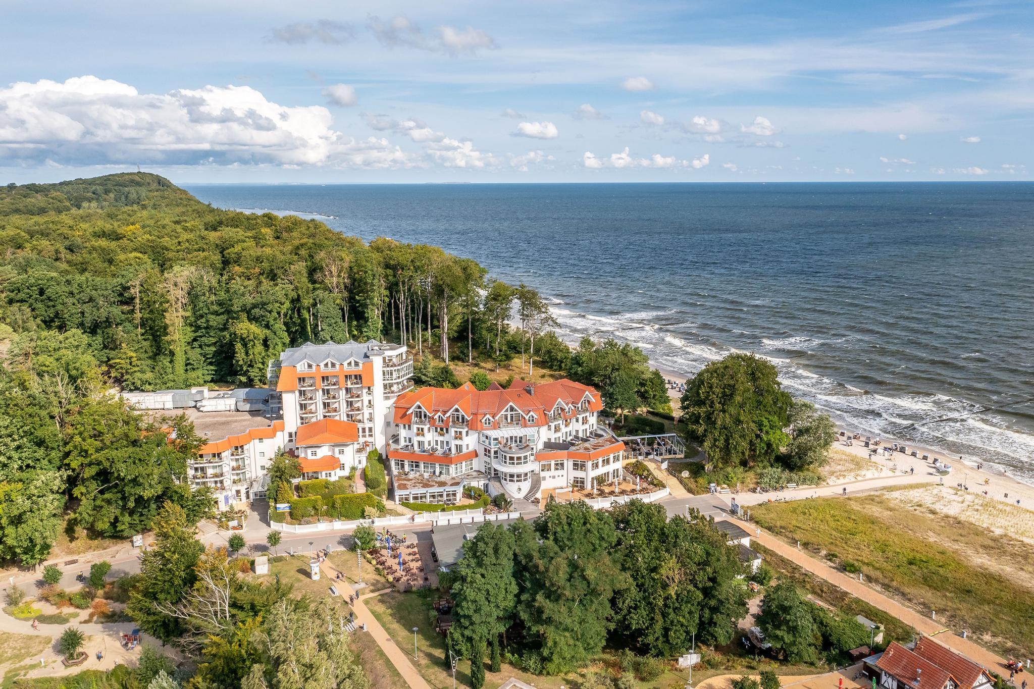 Luftaufnahme eines Hotels am Strand