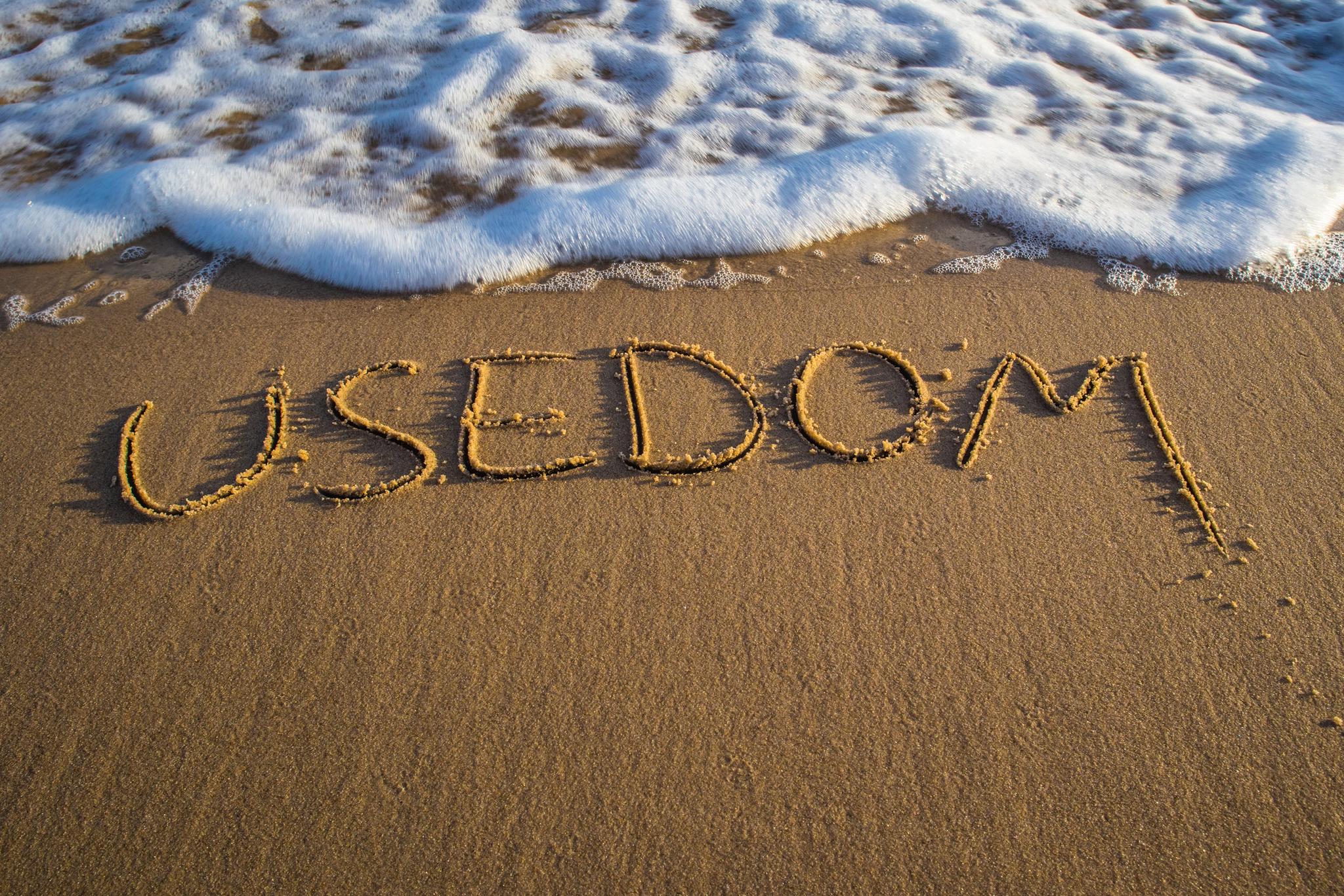 Usedom-Schriftzug im Sand