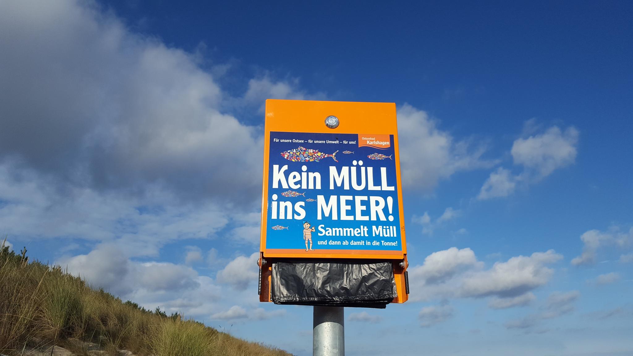 Mülltütenspender in Karlshagen mit Aufschrift "Kein Müll ins Meer" 