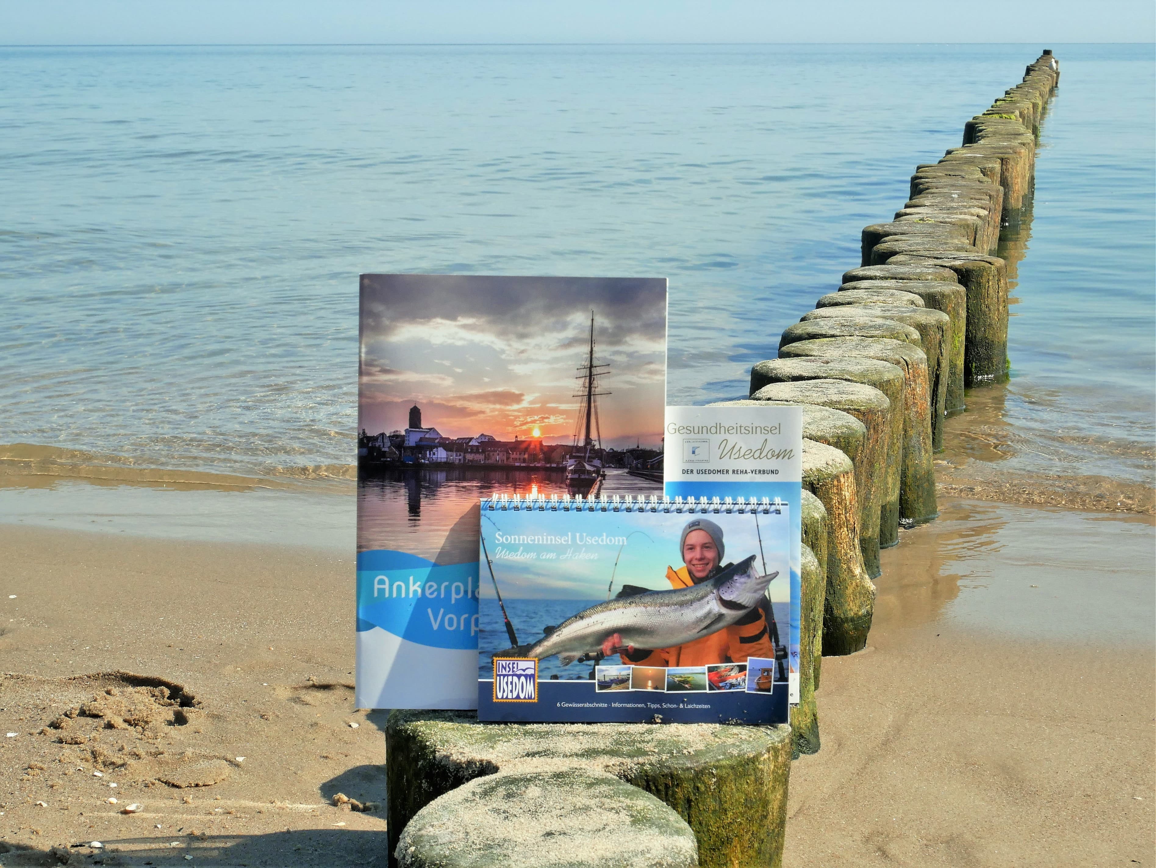 Usedom-Broschüren am Strand