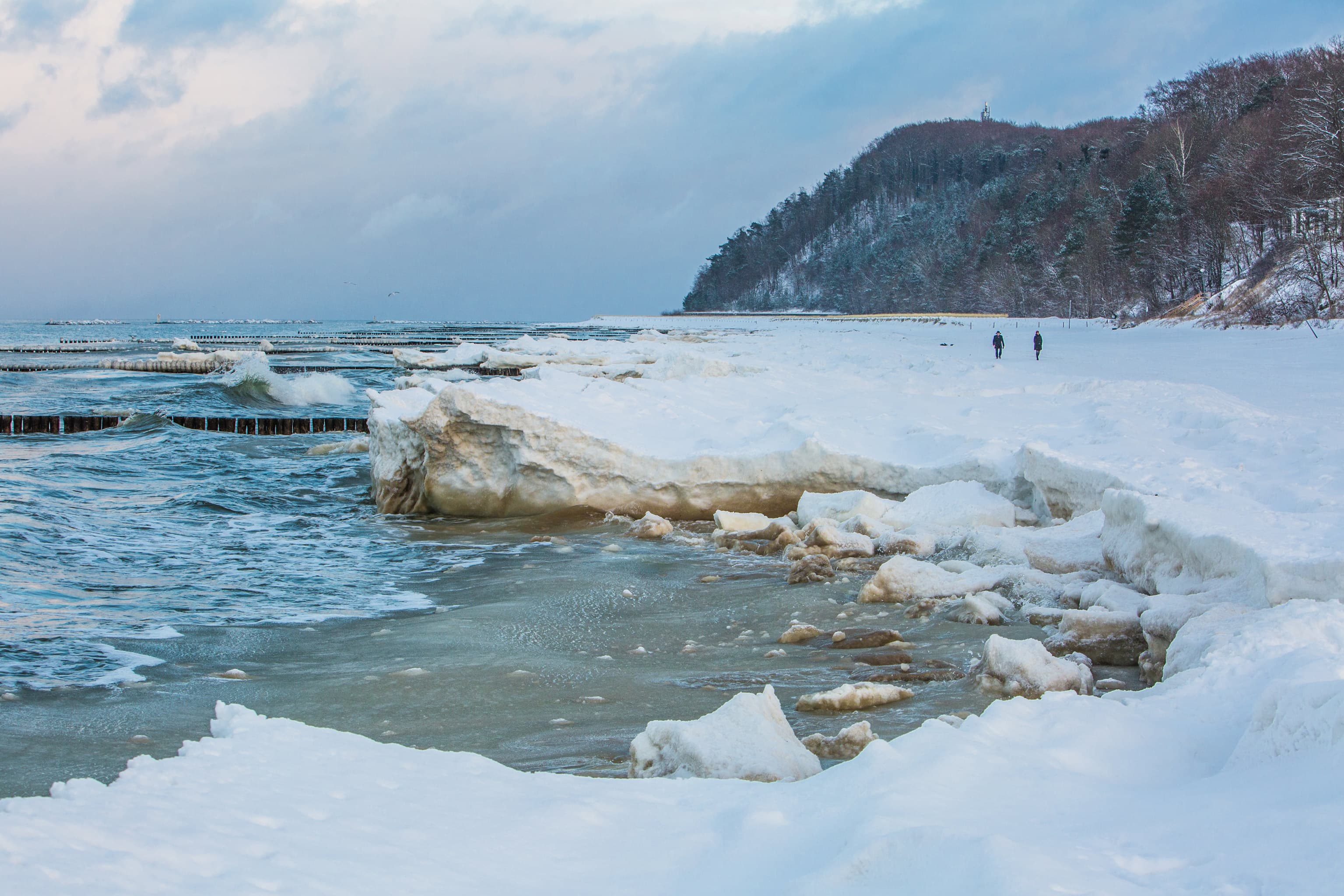 Eisschollen und Schnee am Strand von Koserow
