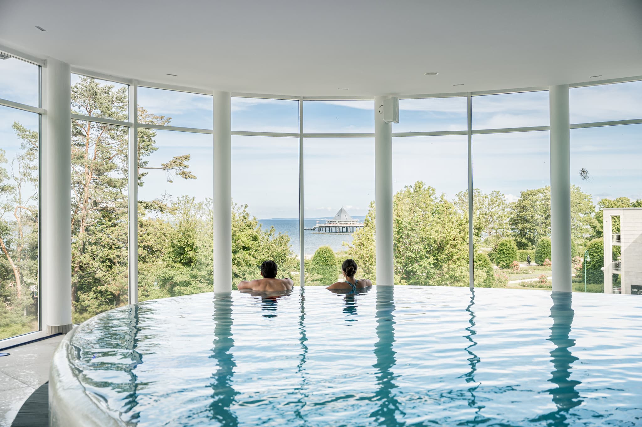 Pärchen im Pool mit Blick auf die Heringsdorfer Seebrücke.