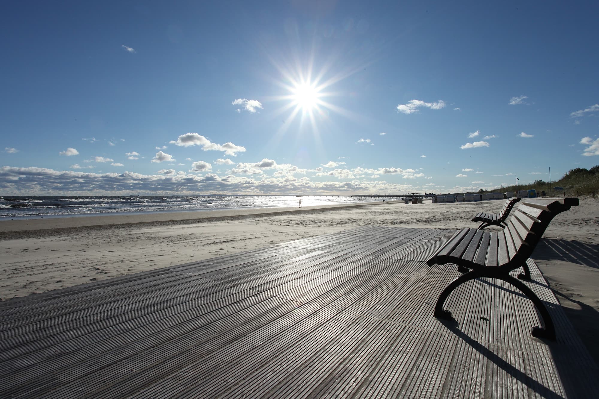 Bank am Strand in der Sonne