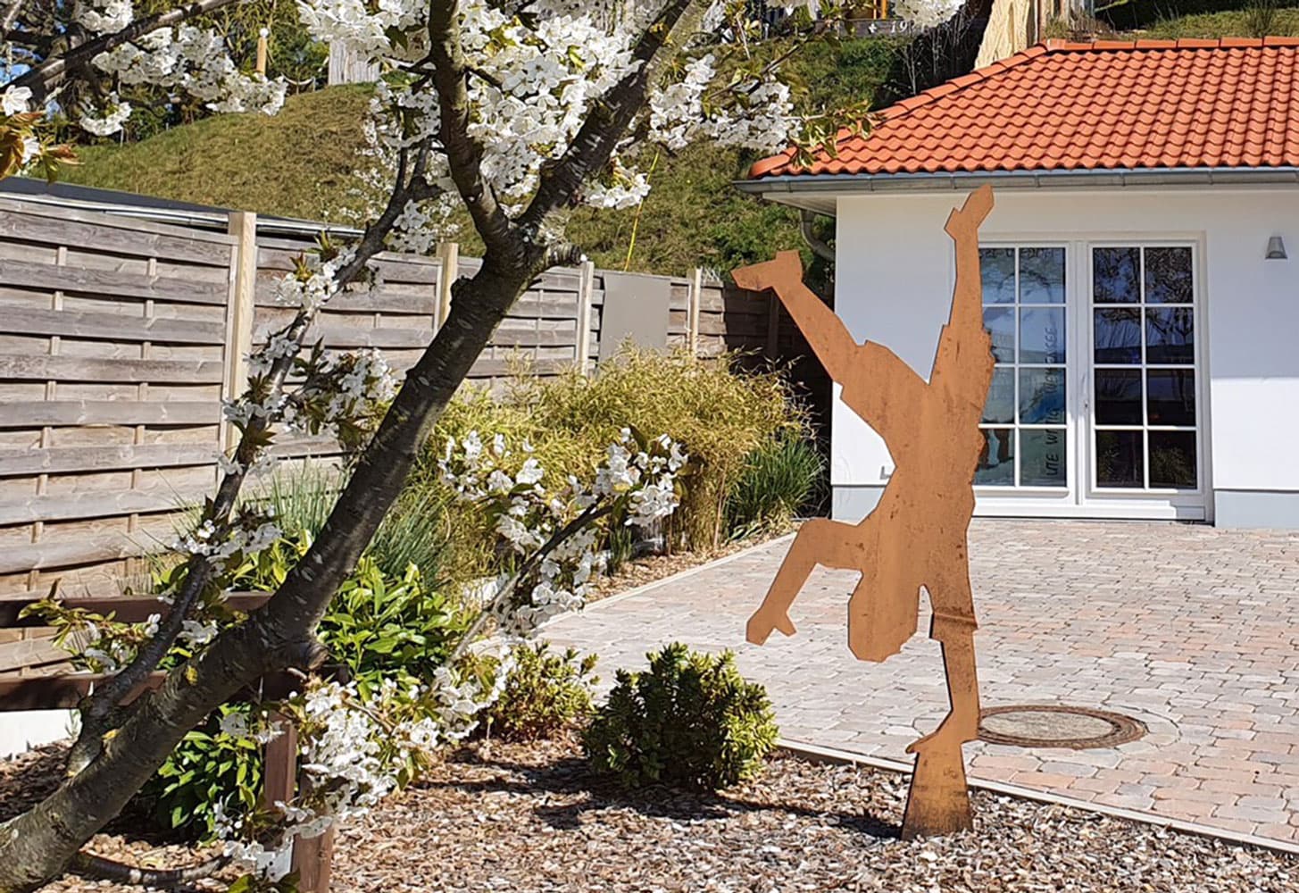 Skulpturengarten vor einem Atelier