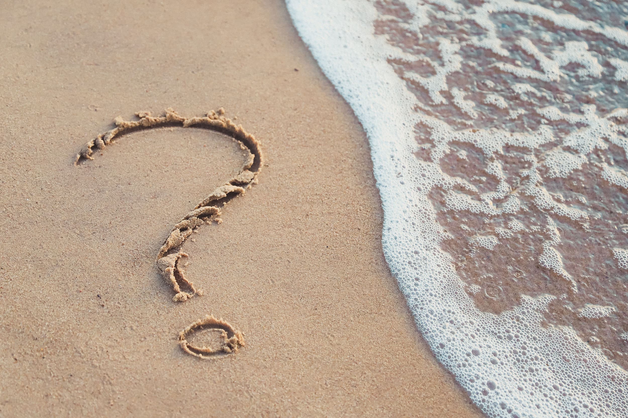 Fragezeichen im Sand