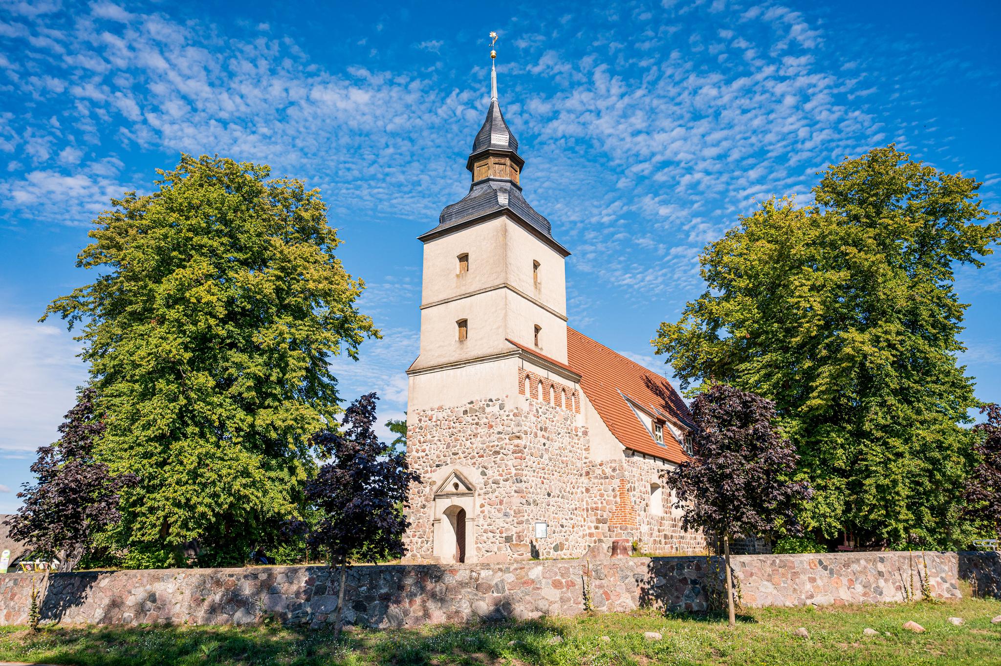 Das Bild zeigt die St. Petri Kirche im kleinen Ort Benz auf der Insel Usedom. 