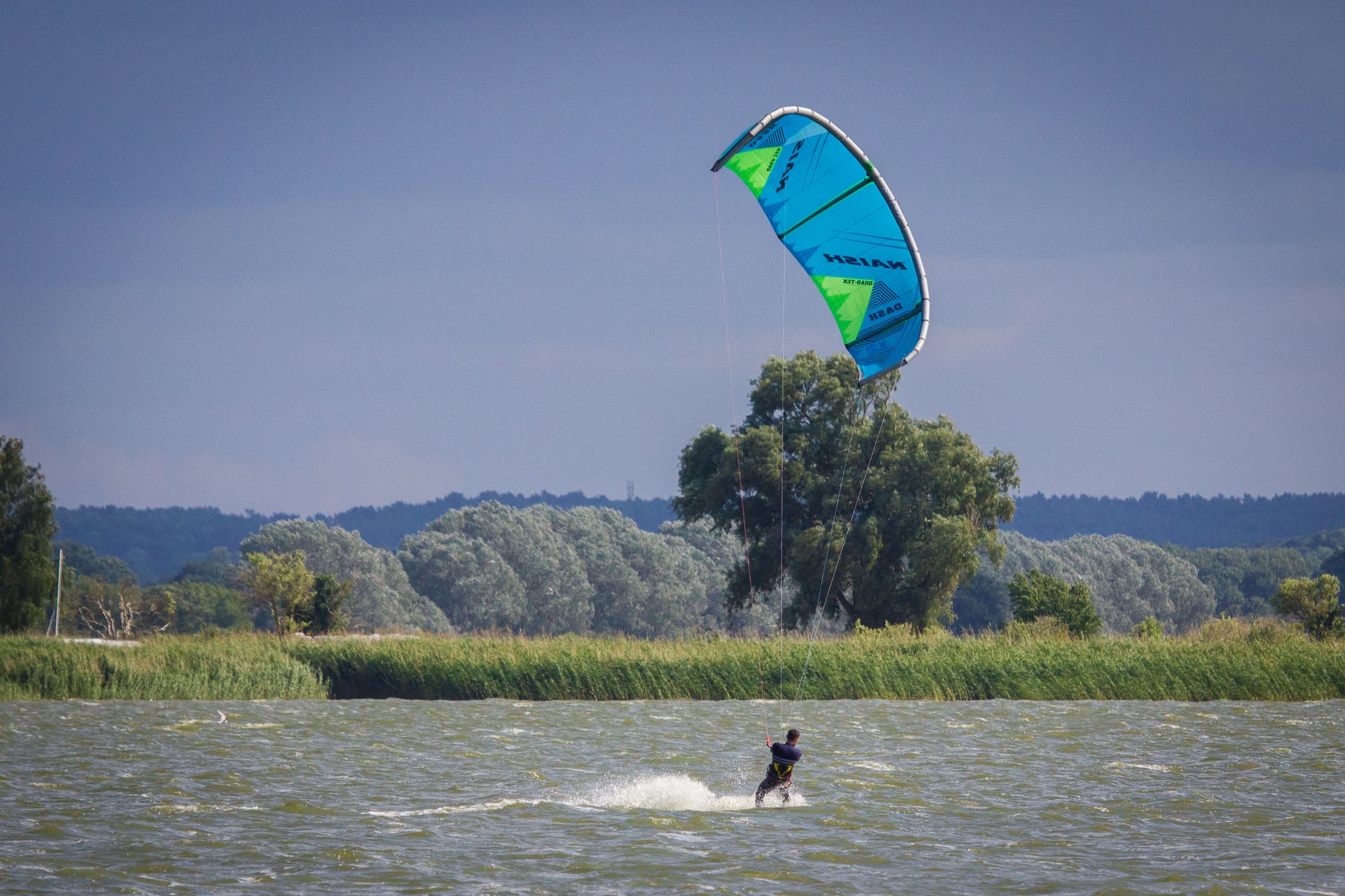 Kitesurfer auf dem Achterwasser