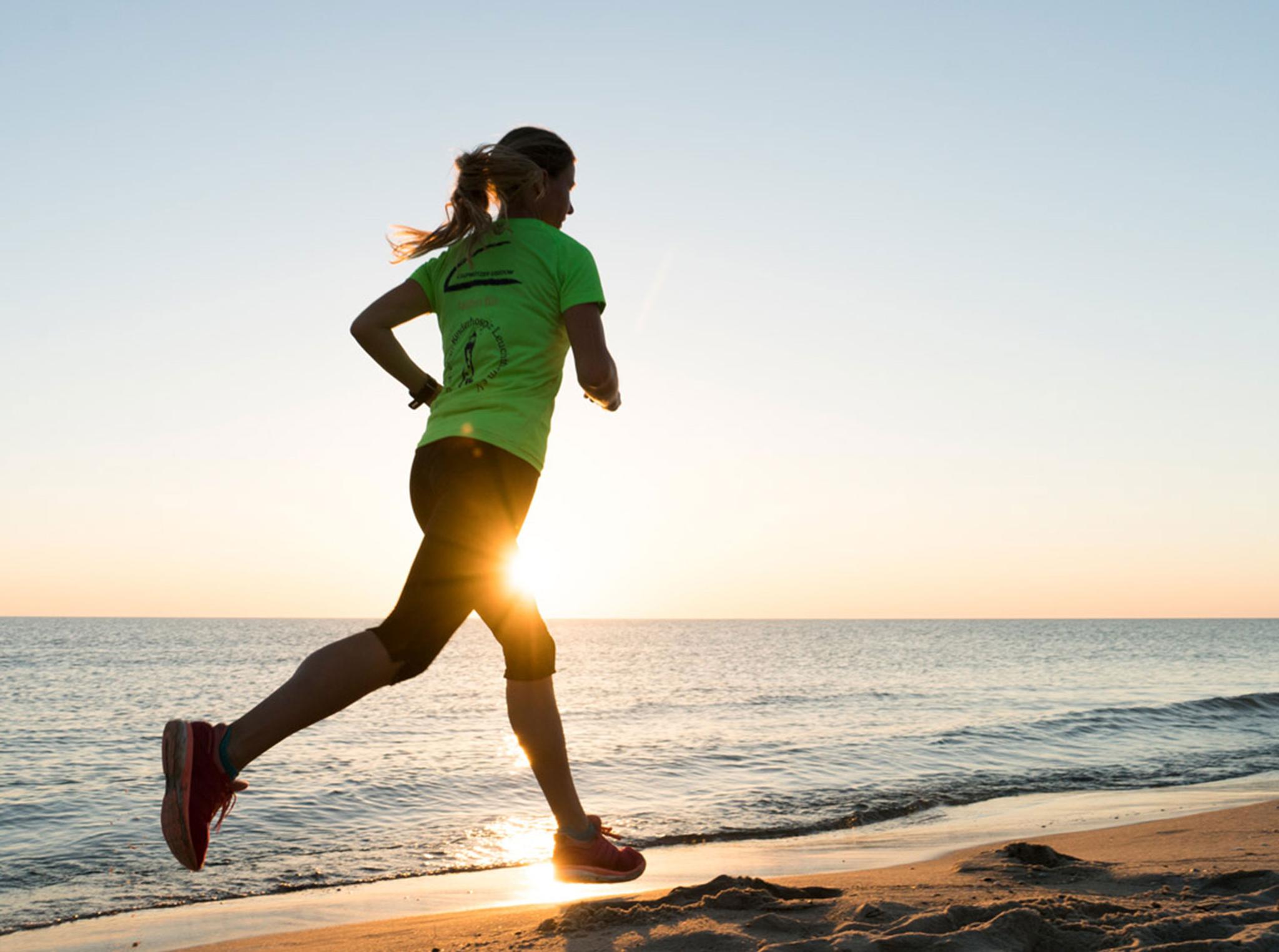 Frau beim Jogging am Strand