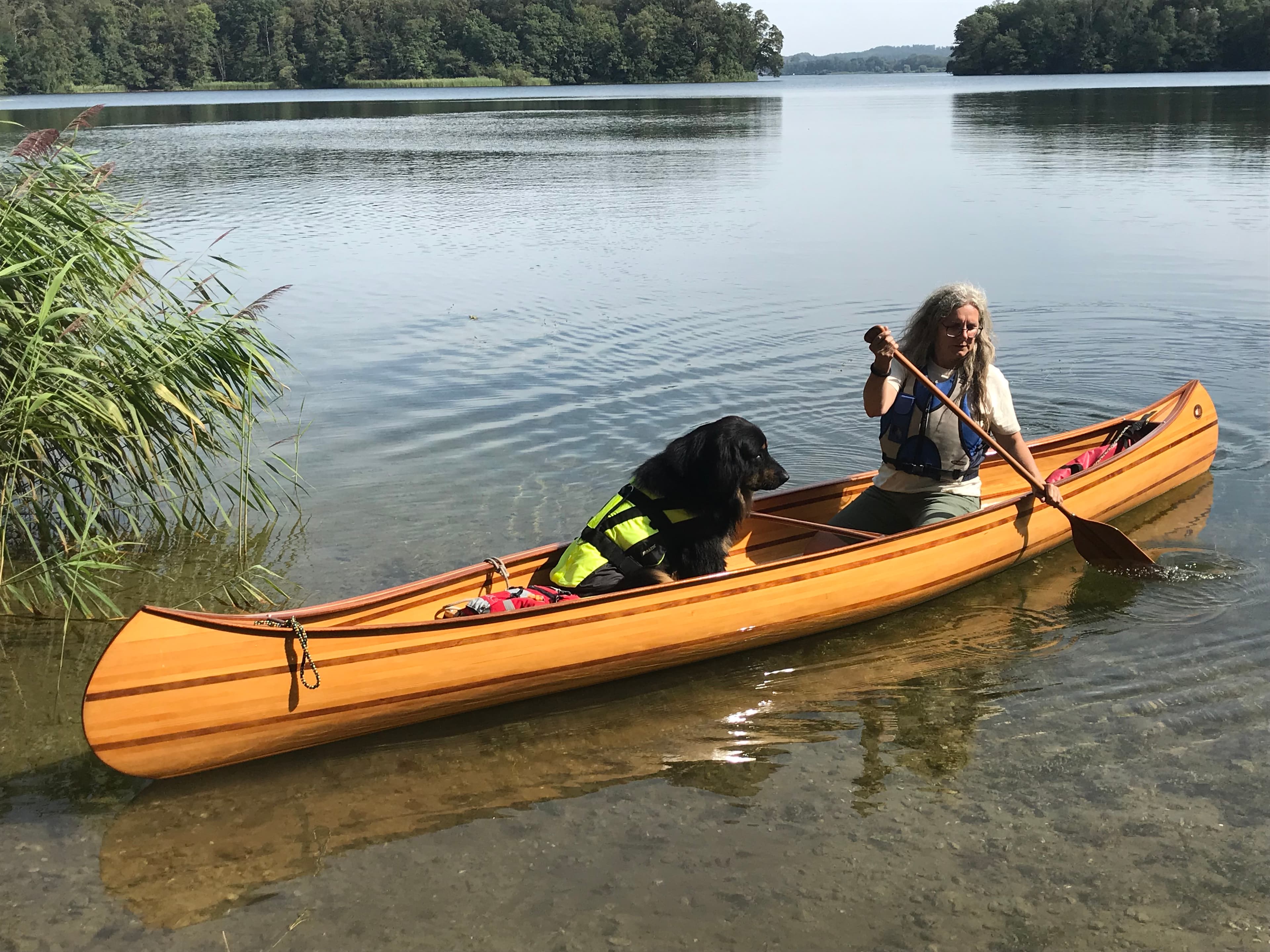 Frau in einem Holzboot auf dem Wasser
