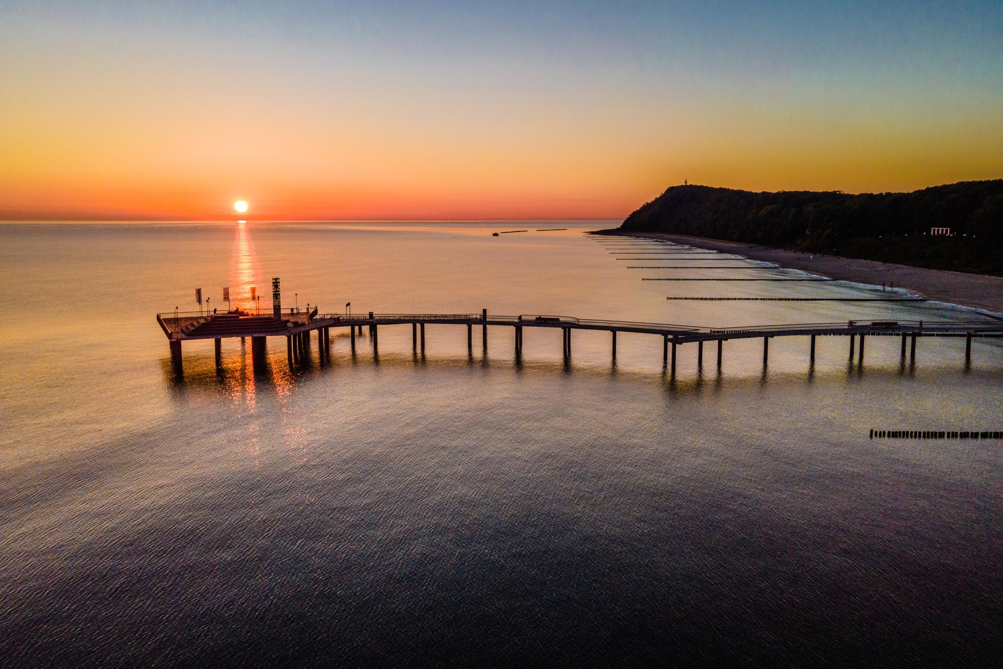 Blick auf die Koserower Seebrücke bei Sonnenaufgang