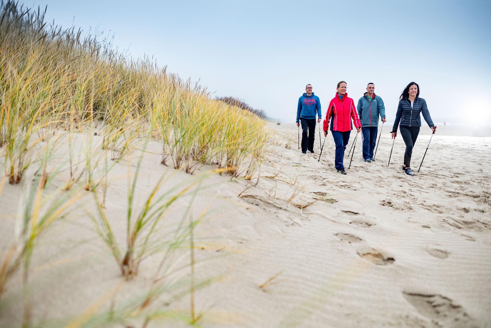 Gruppe beim Nordic Walking am Strand