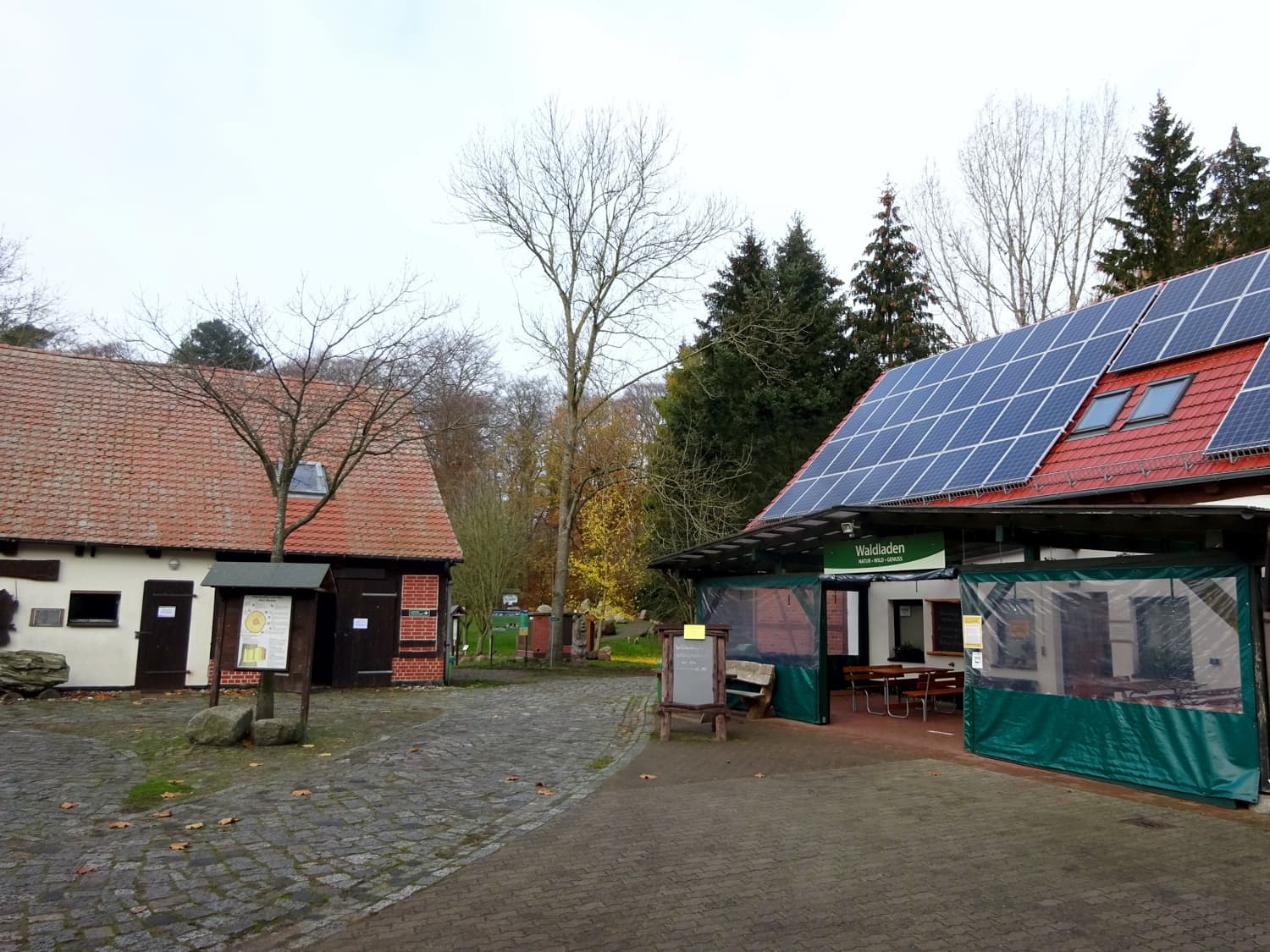 Waldladen mit dem Forsthof in Neu Pudagla