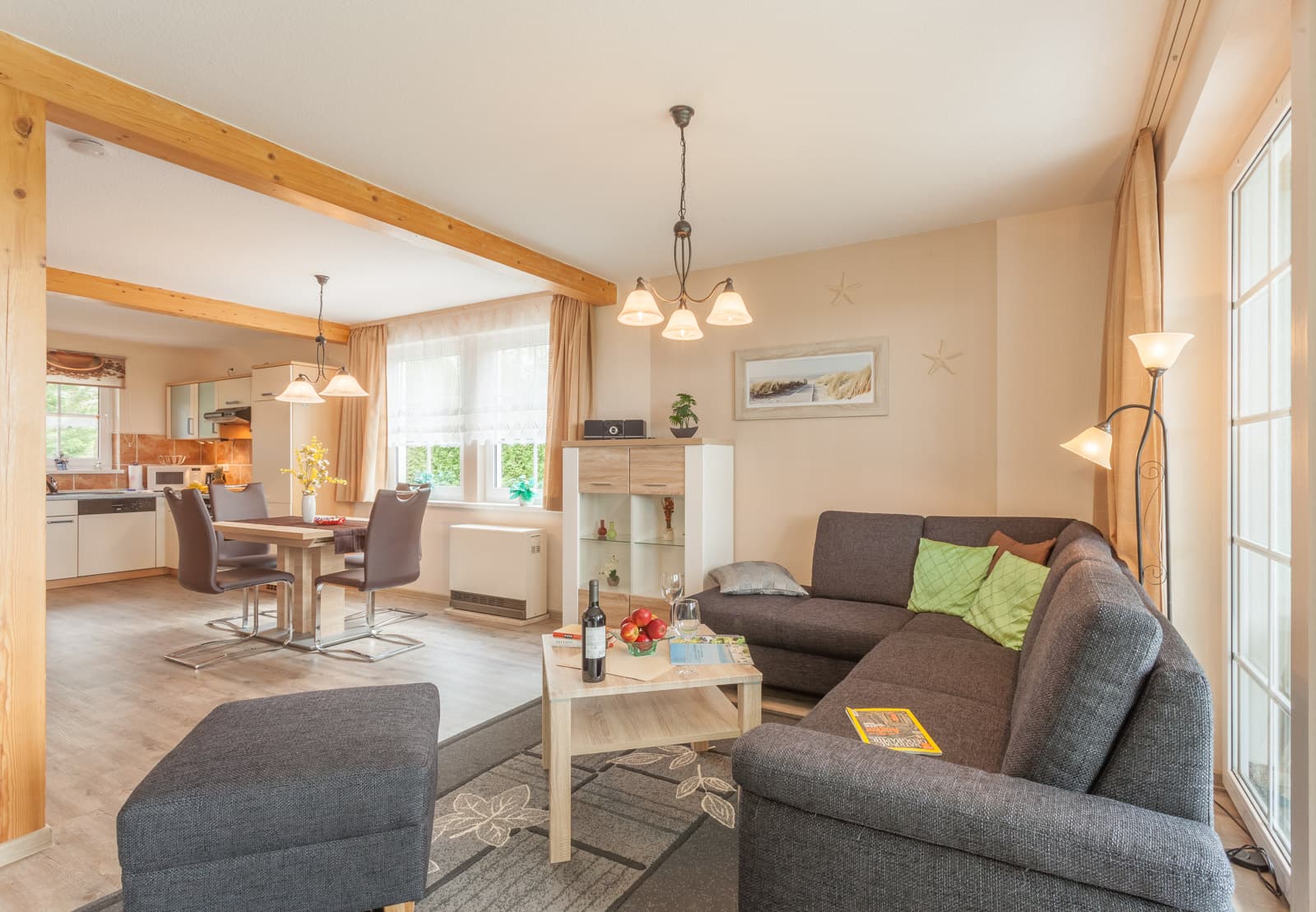 Wohnzimmer mit offener Küche