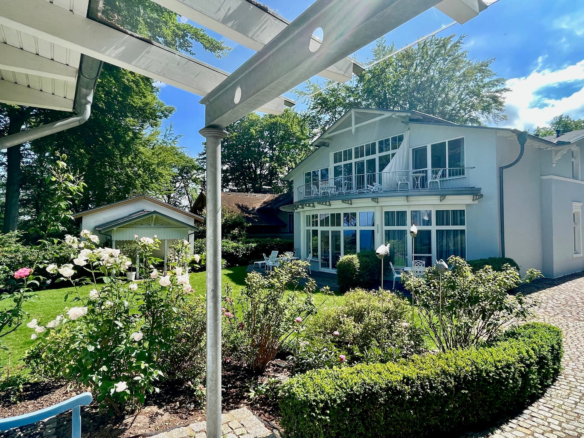 Terrasse mit Villa im Grünen