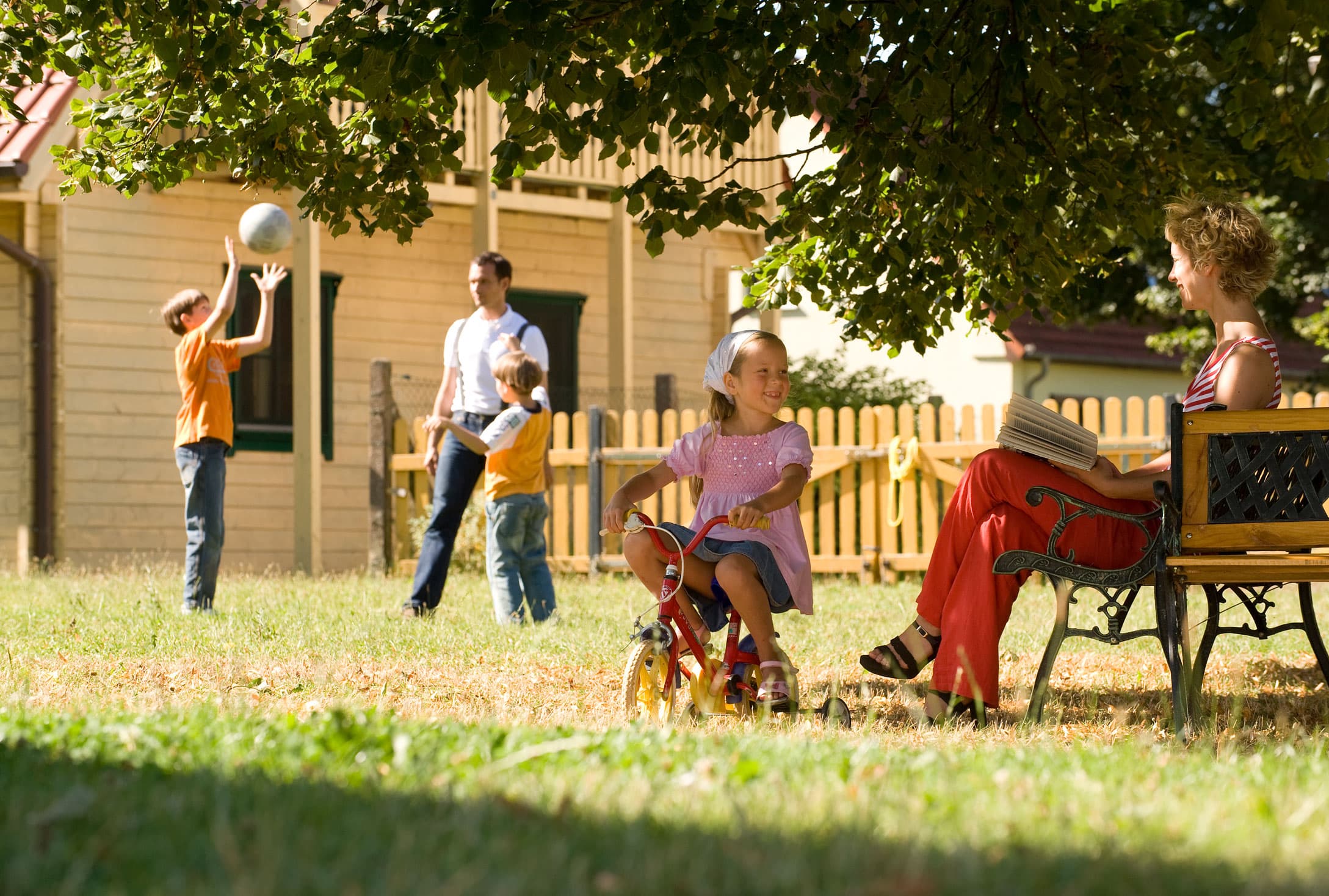 Familie auf einer Ferienanlage