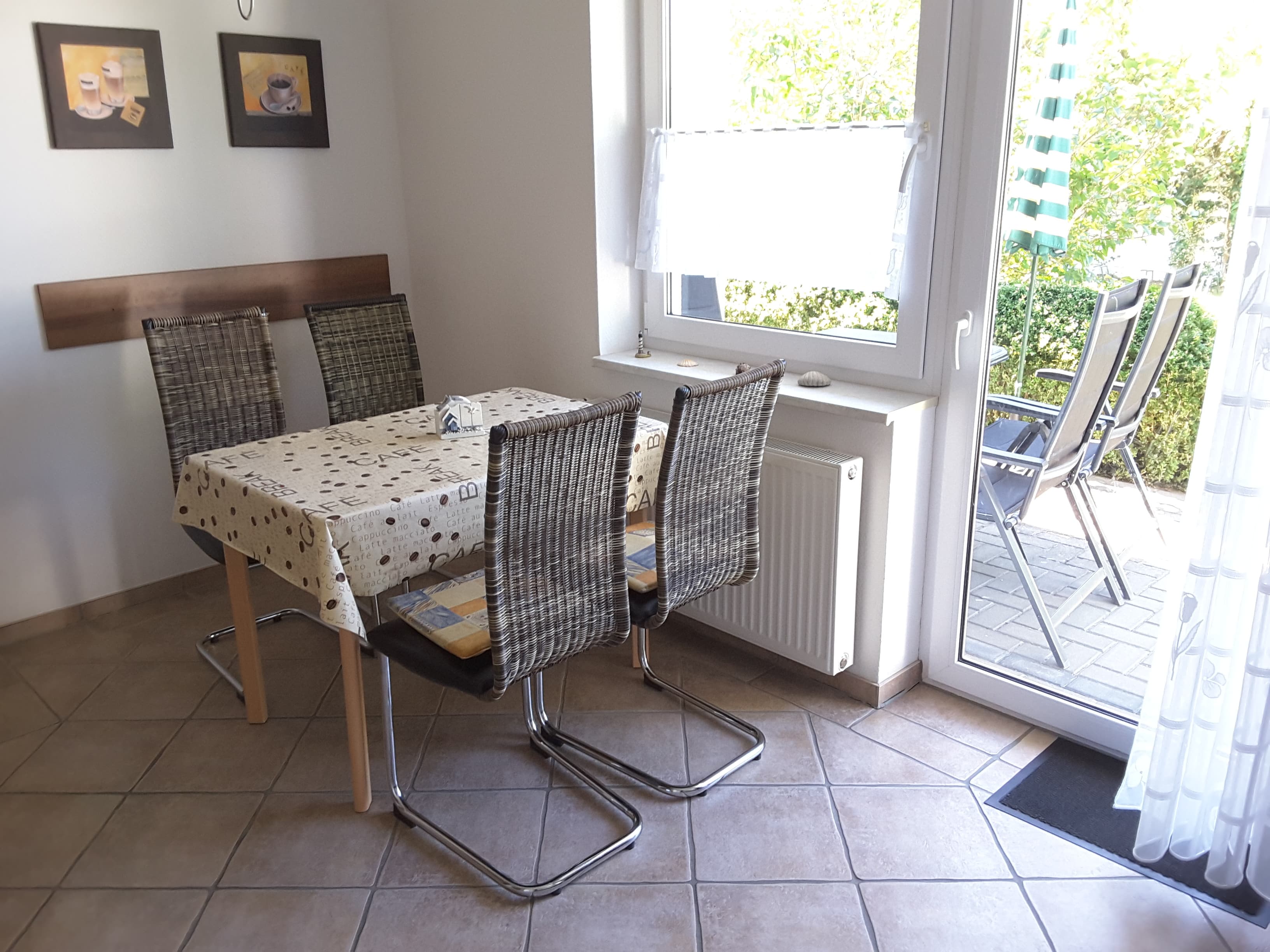 Esstisch am Fenster einer Ferienwohnung