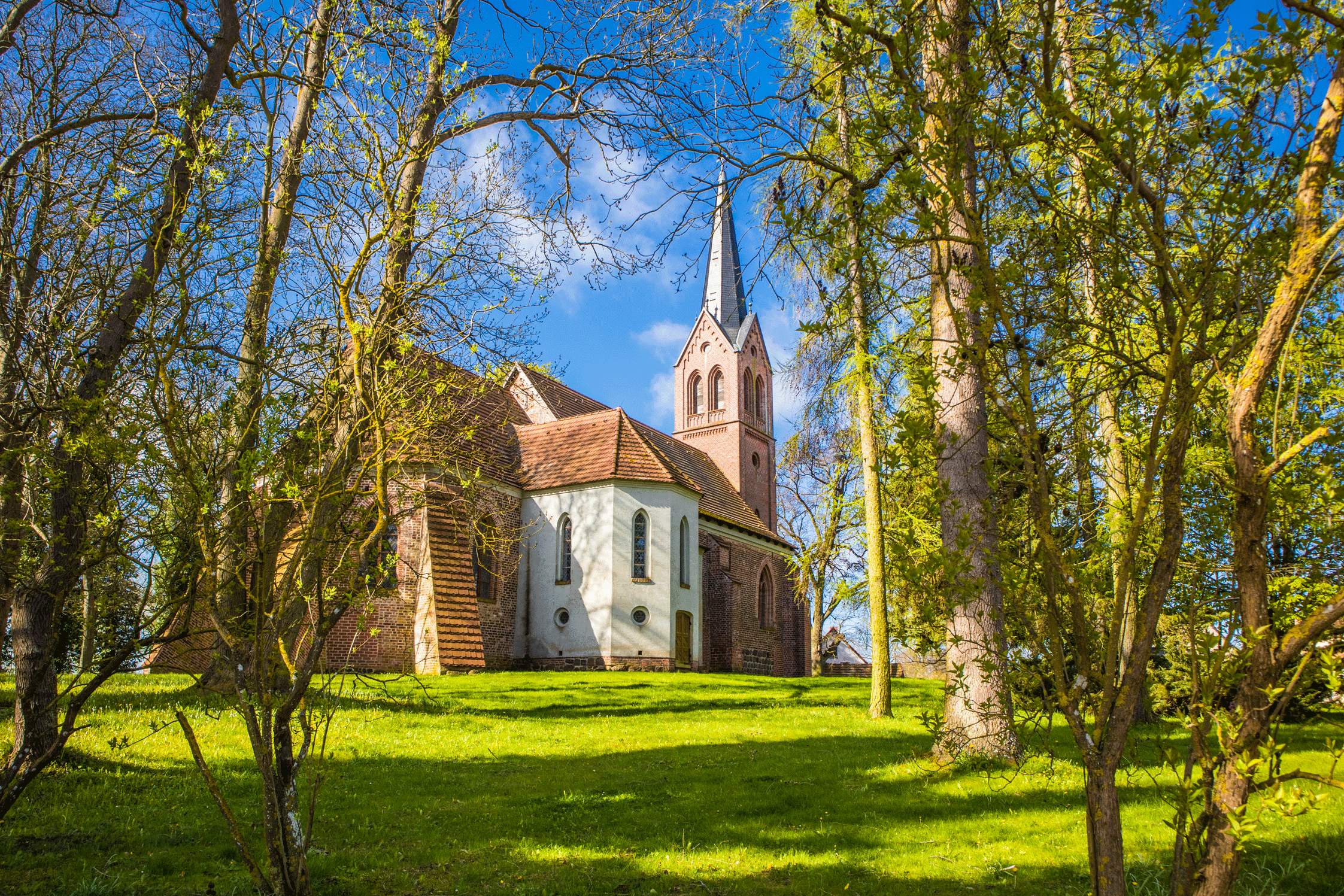 Das Bild zeigt die Kirche St. Michael in Krummin.