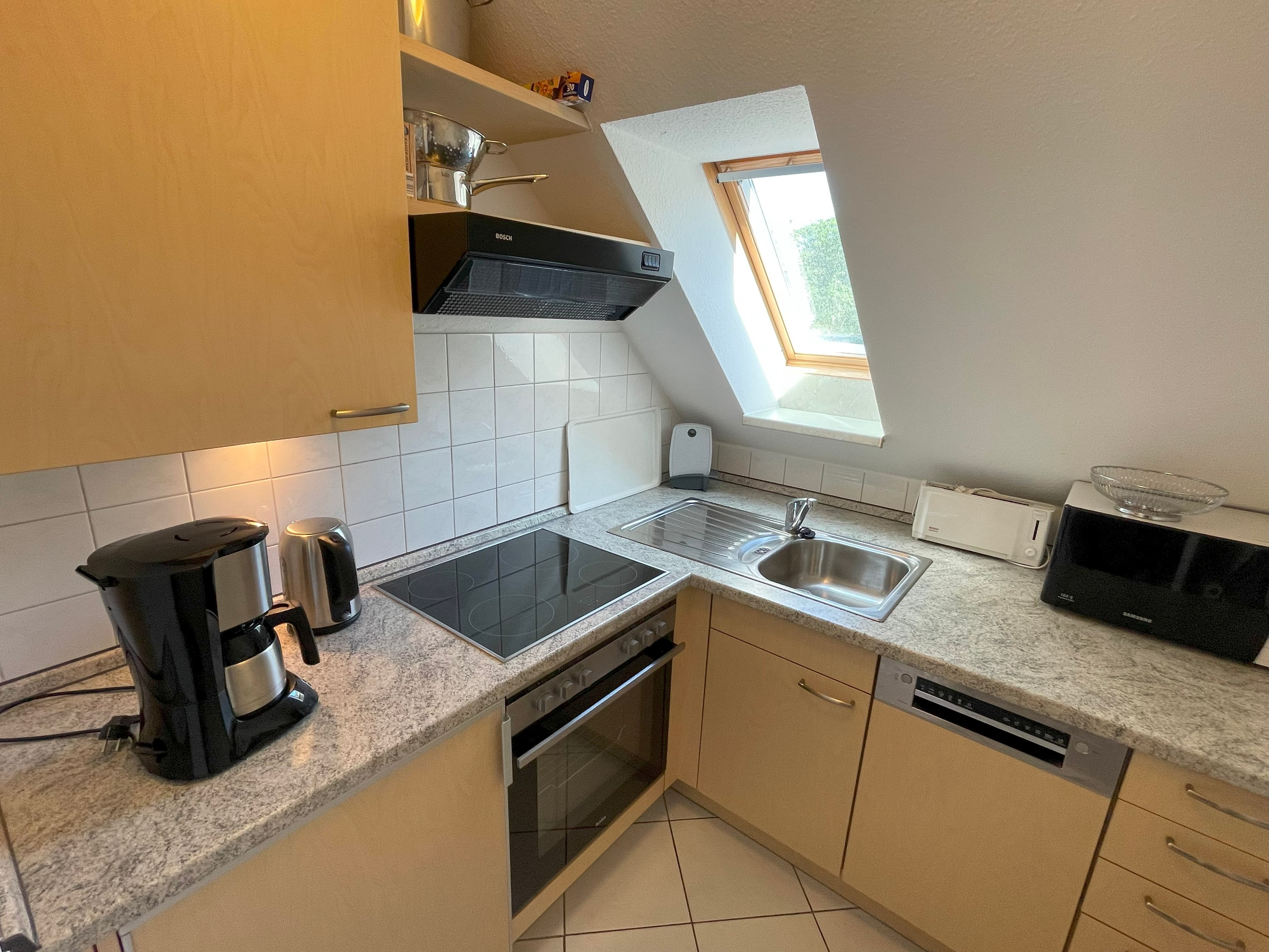 Küche mit Fenster und abgeschrägten Wänden-