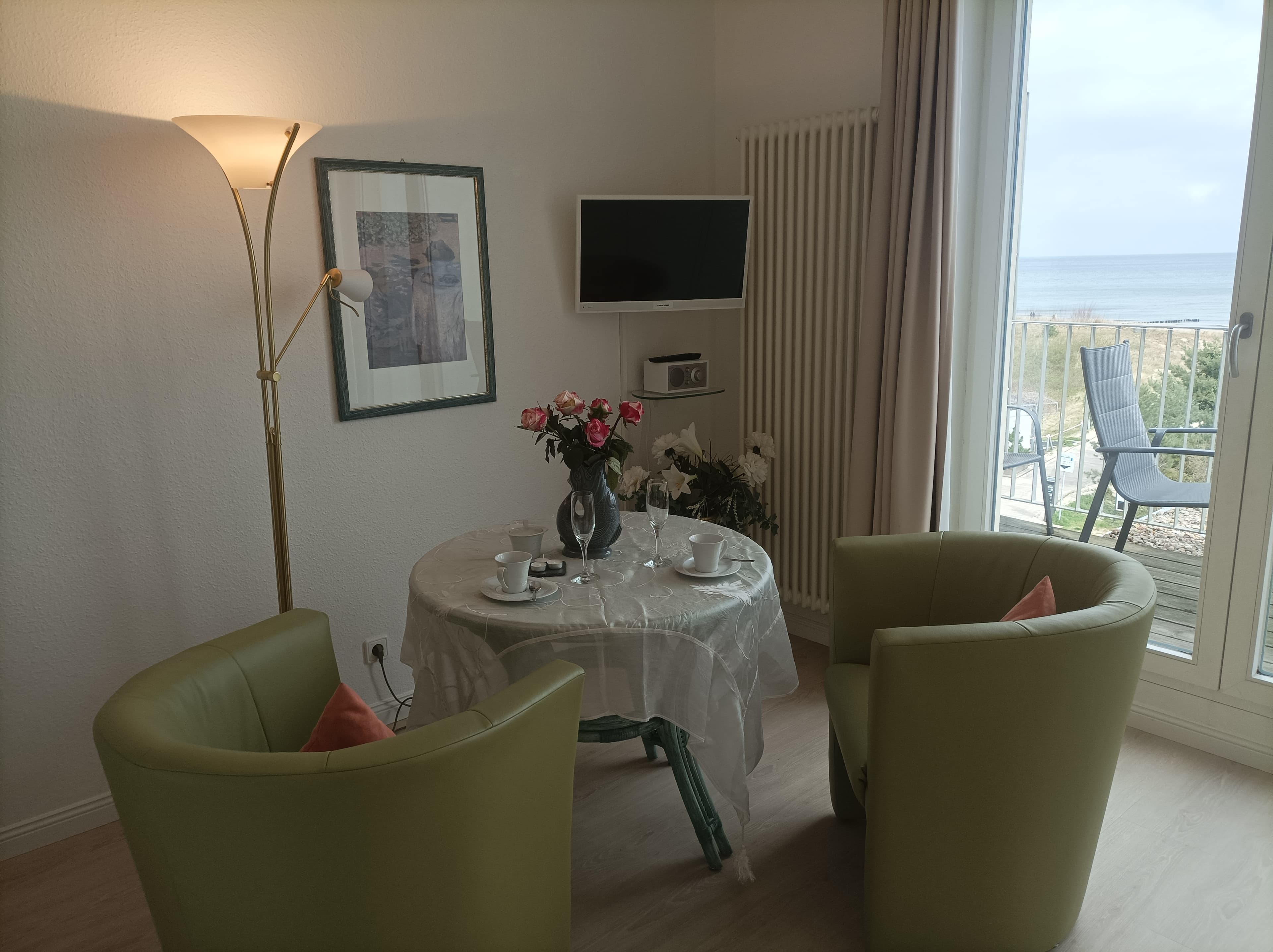 Wohnzimmer mit Tisch und Sesseln