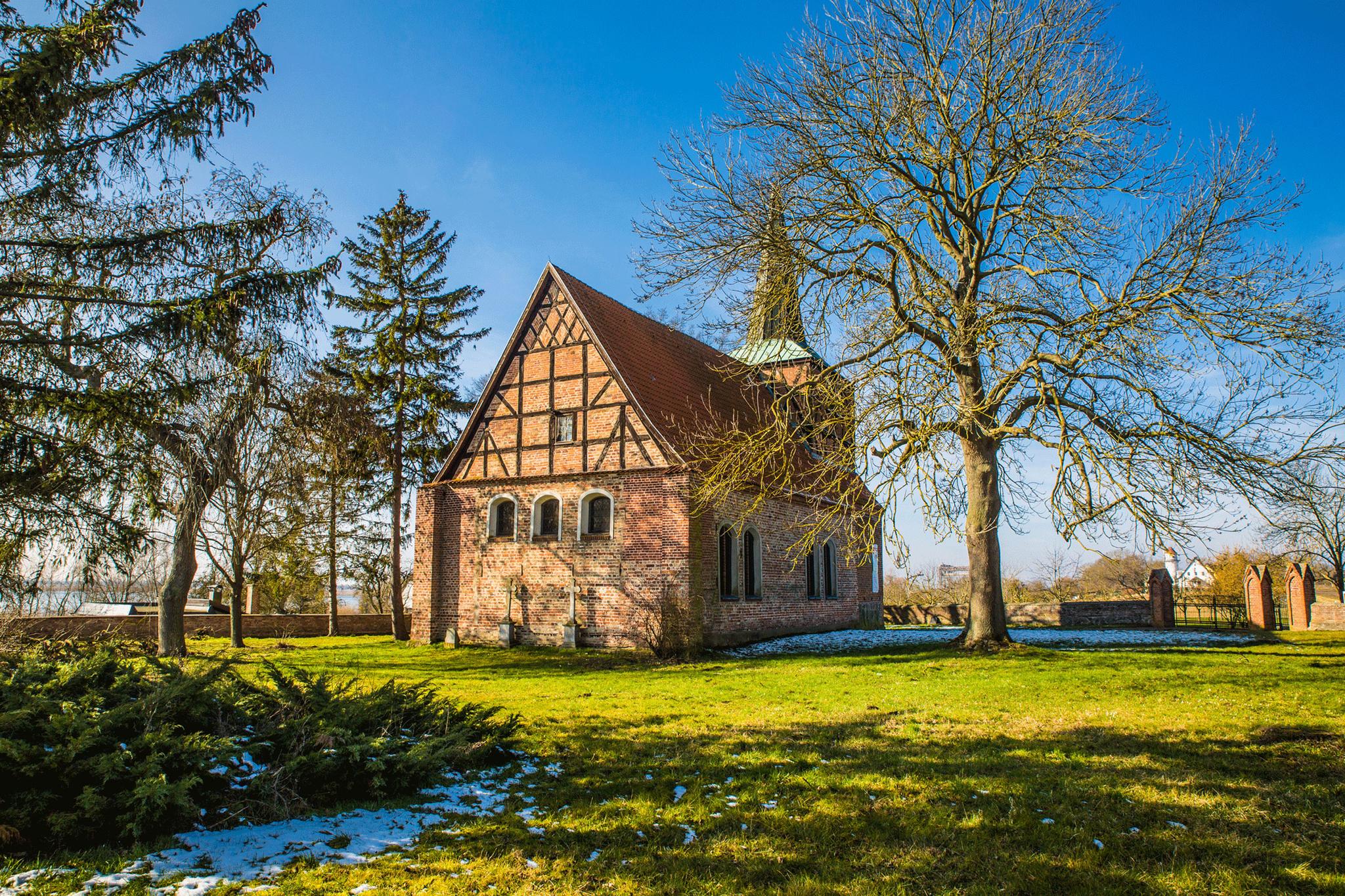 Das Bild zeigt die kleine Kirche im Dorf Mönchow im Usedomer Winkel.