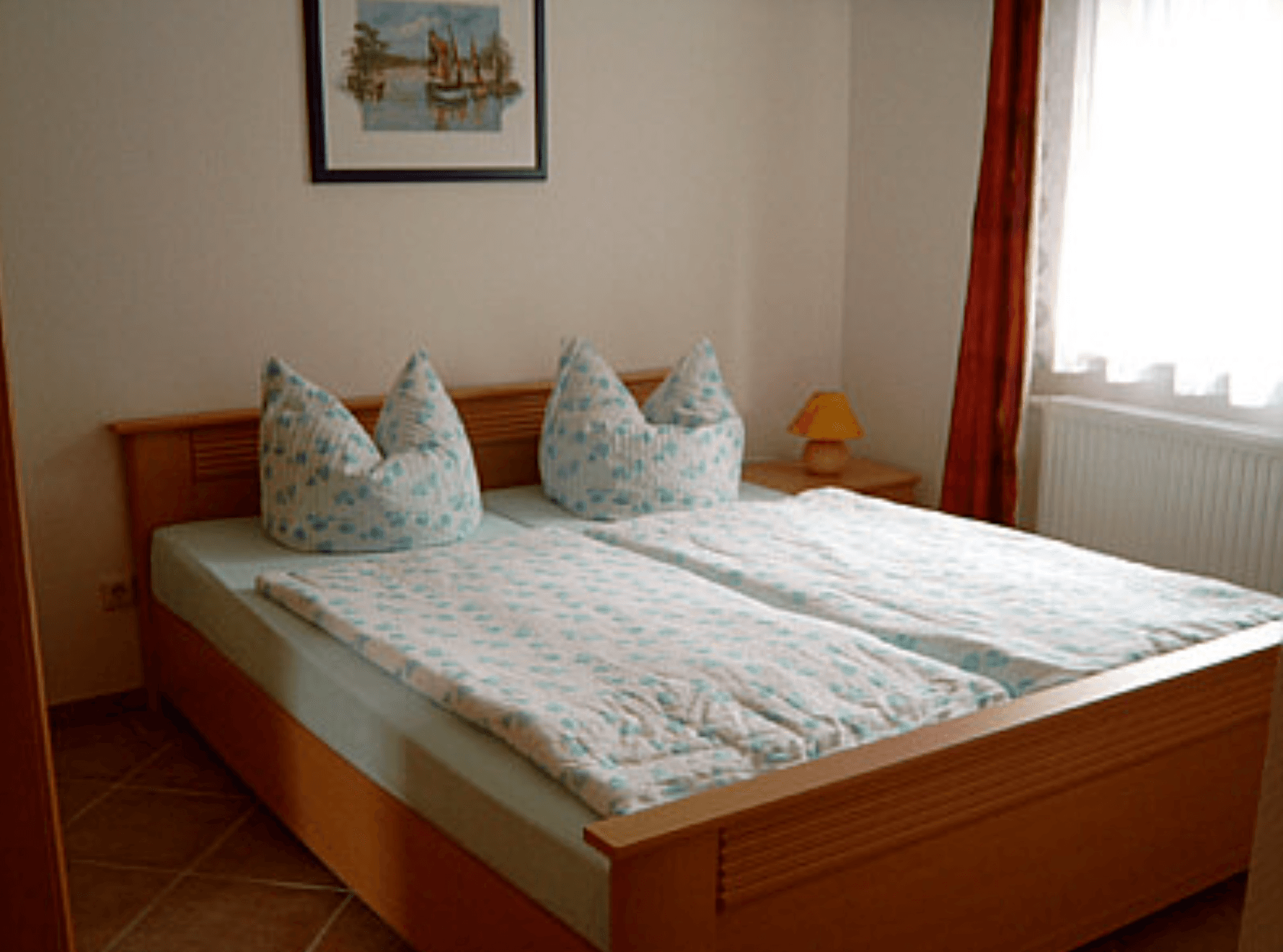 Doppelbett mit Fenster rechts. 