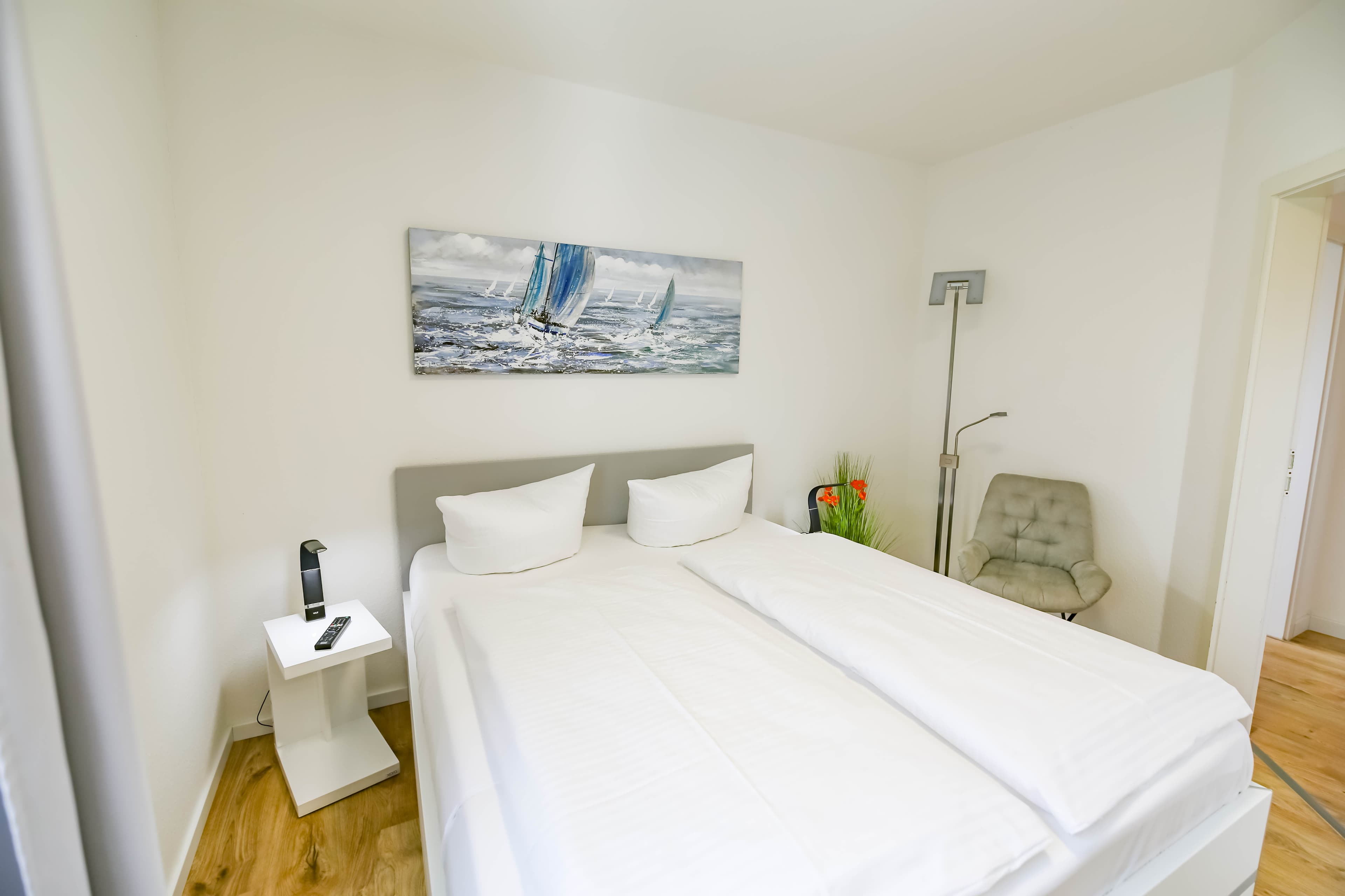 Doppelzimmer mit Bett in der Mitte.