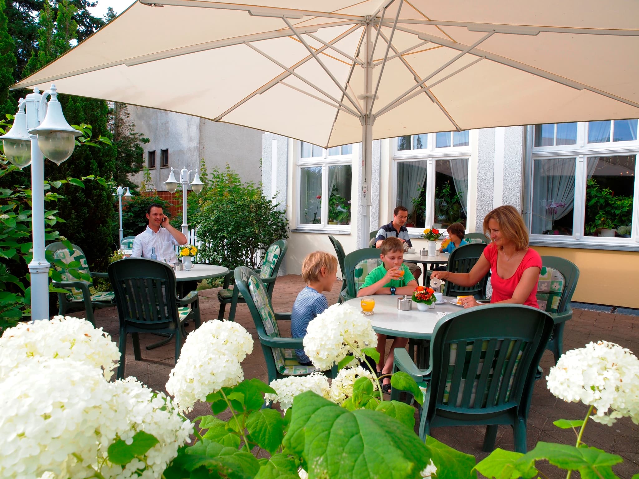 Personen auf einer Terrasse