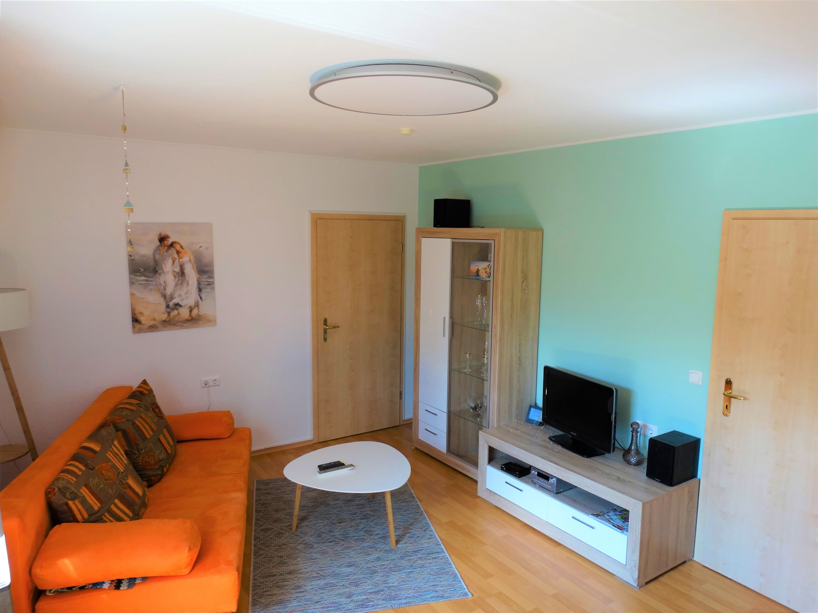 Wohnzimmer mit Sofa und TV