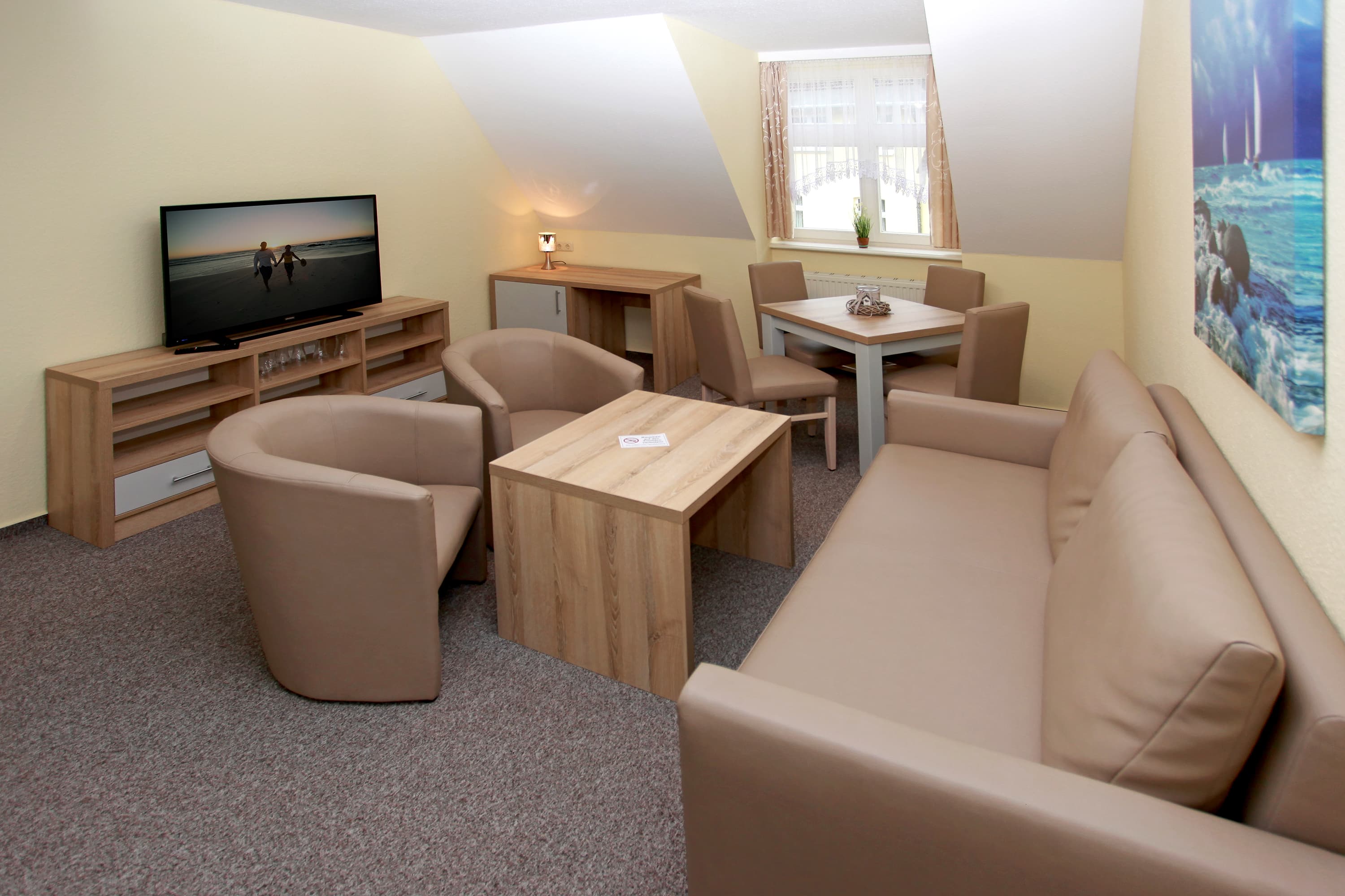 Wohnzimmer mit grauen Möbeln und Fernseher