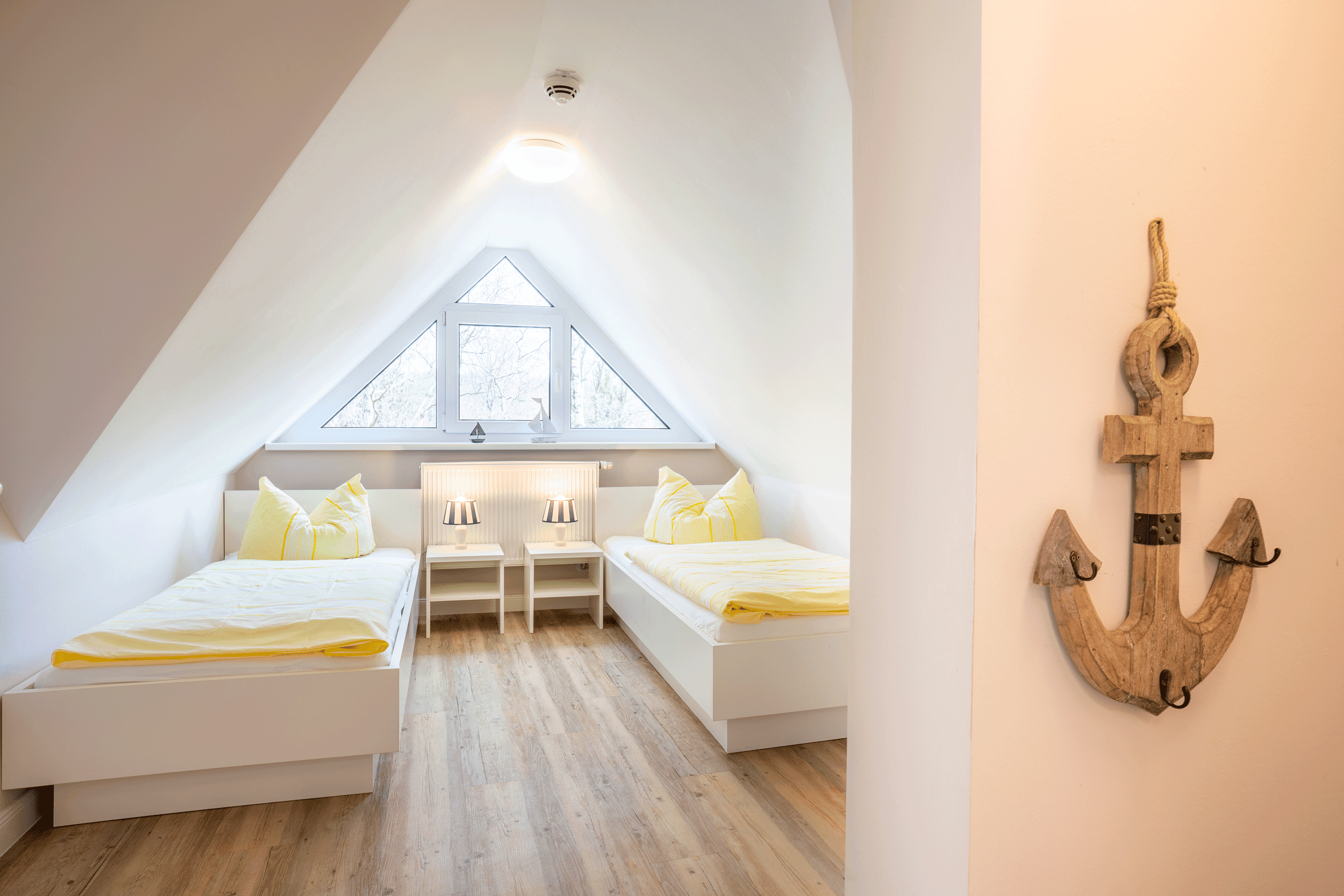 Schlafzimmer mit zwei Einzelbetten im Dachgeschoss