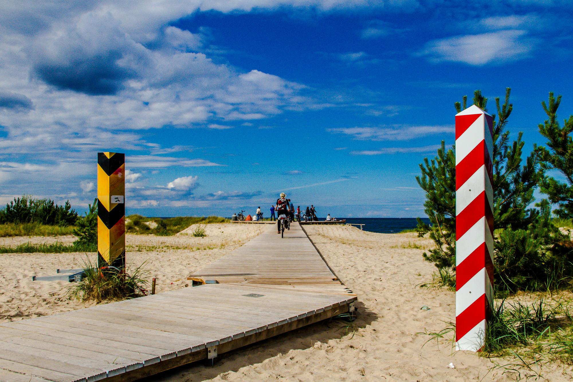 Zwei Grenzpfeiler markieren die Grenze zwischen Deutschland und Polen auf Usedom.