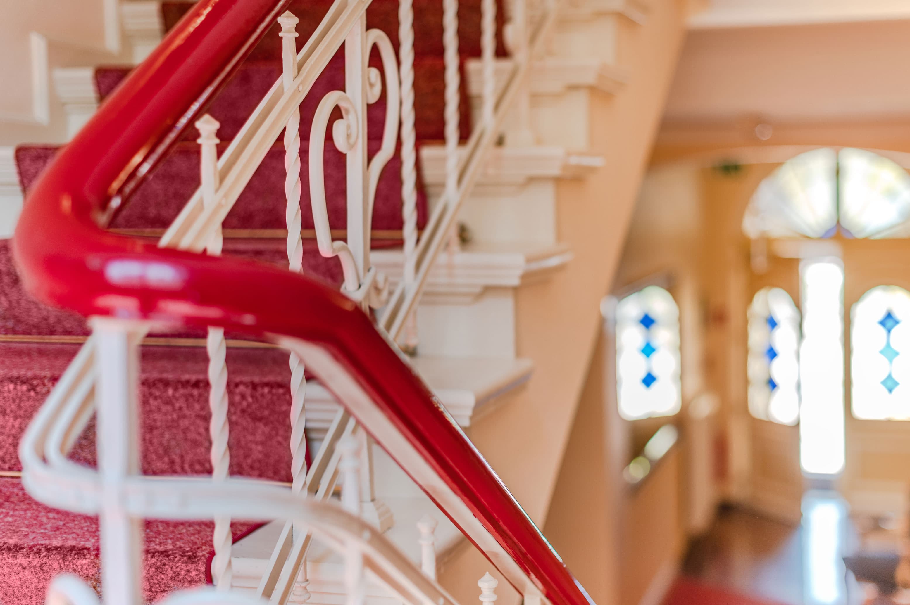 Hausflur im Hotel Residenz mit Treppe