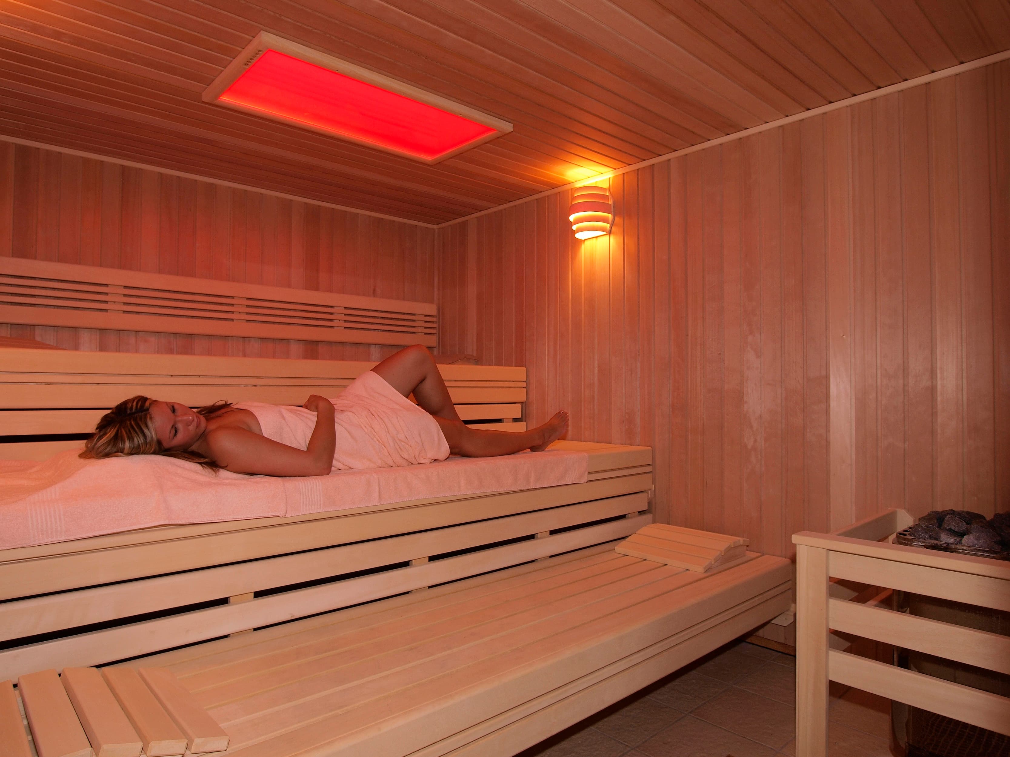 Frau in einer Sauna