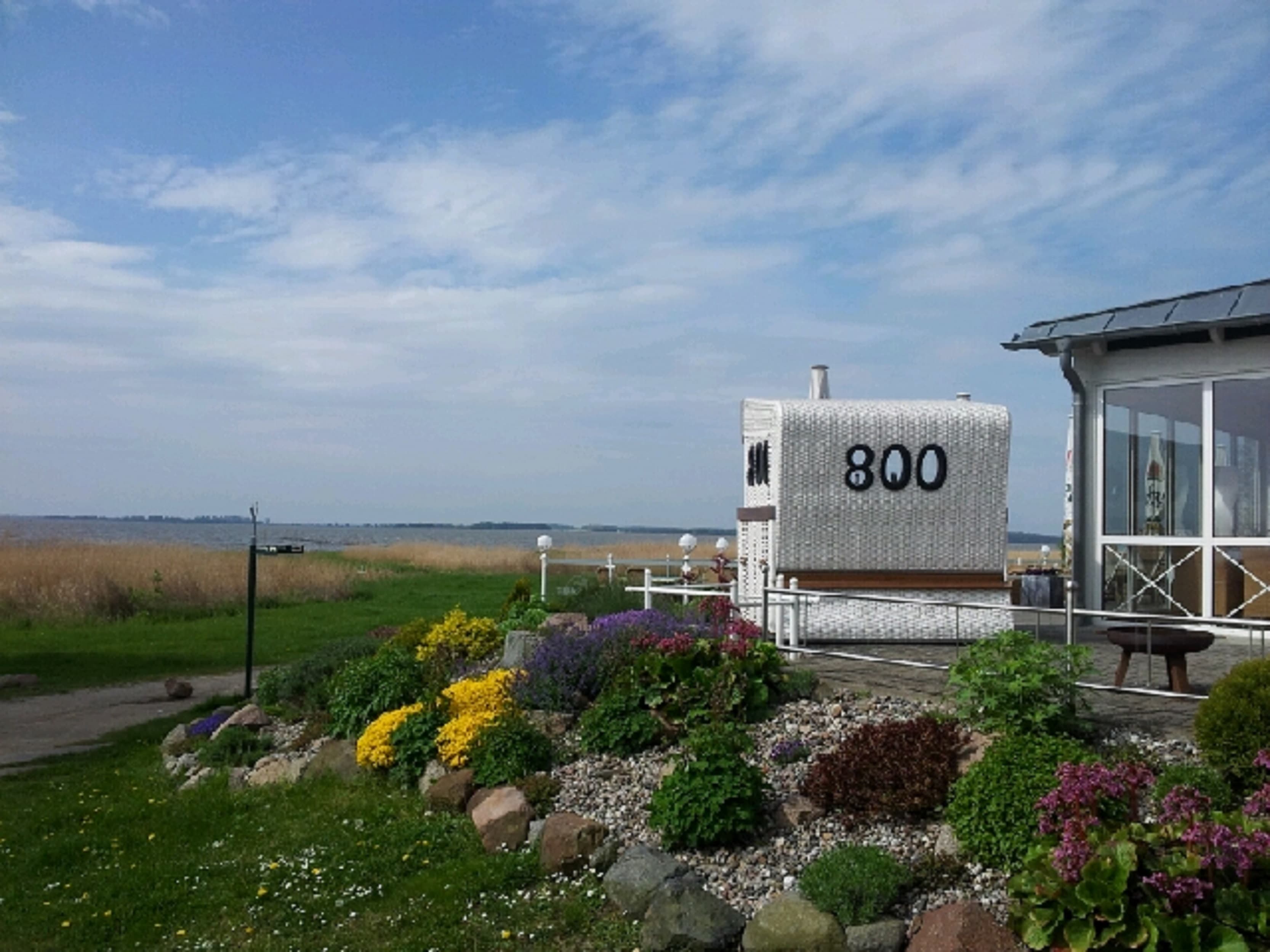 Strandkorb auf einer Terrasse am Achterwasser