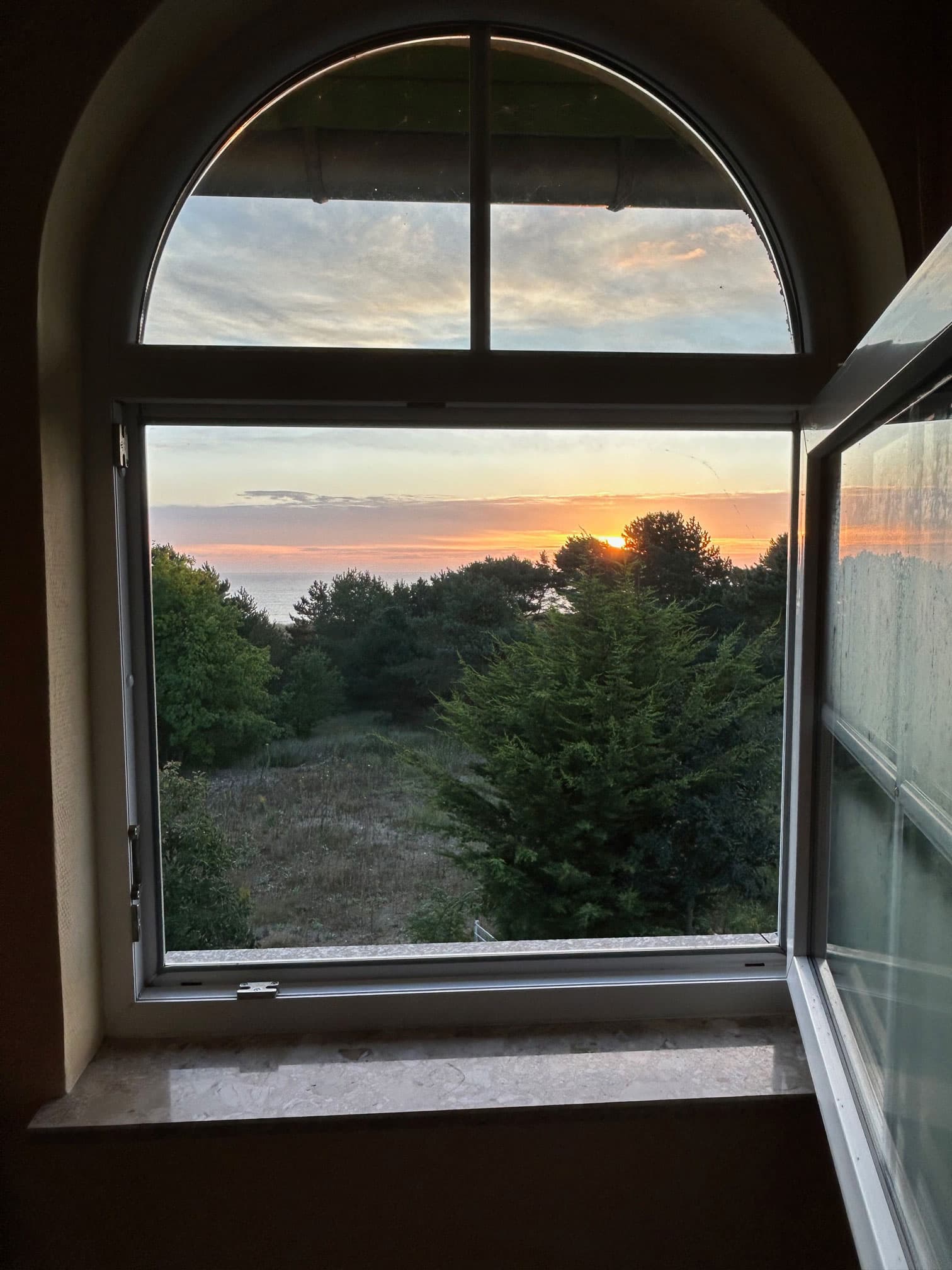 Blick durch ein Fenster auf die Ostsee