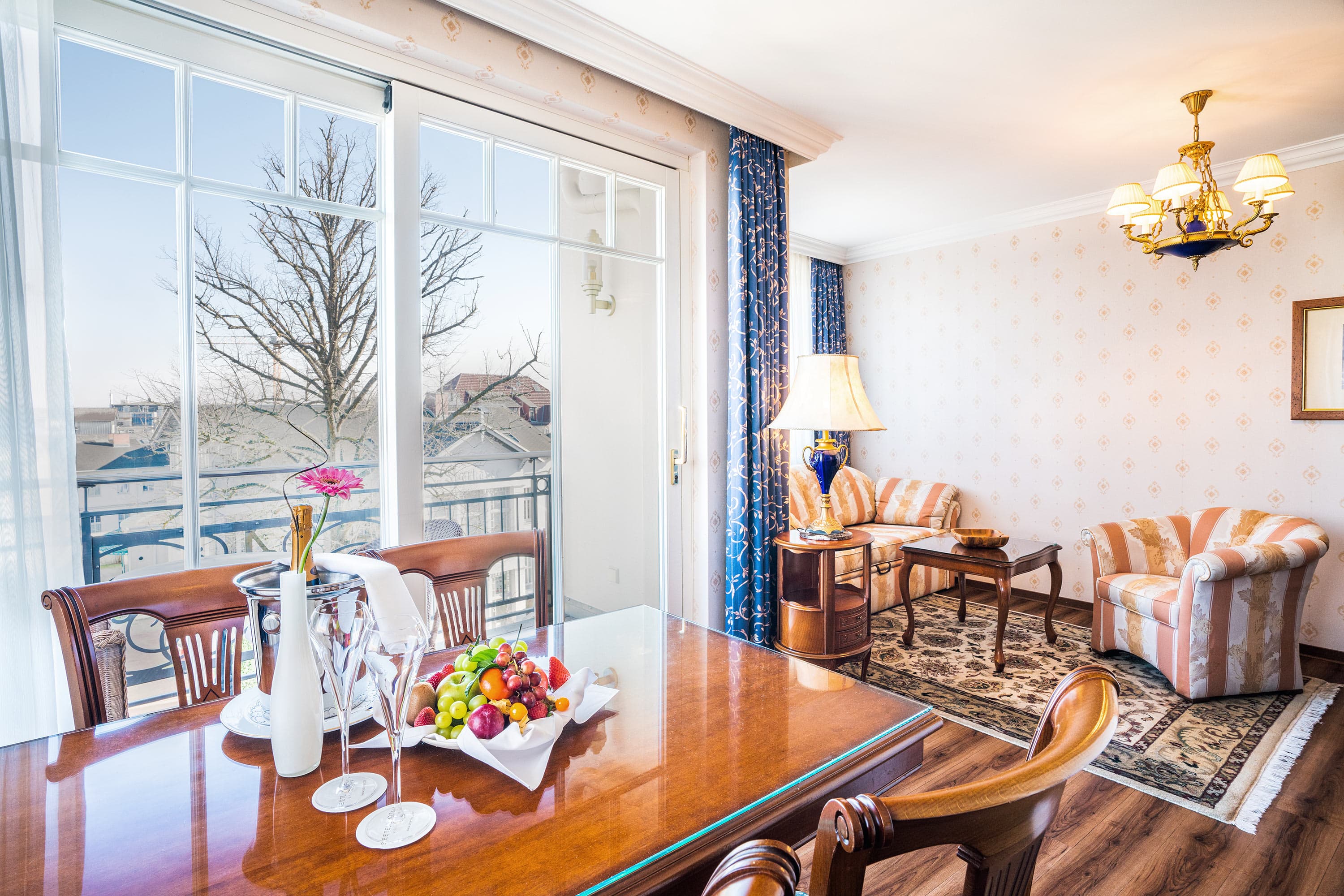 Zimmer mit Esstisch und Sitzgelegenheit im Ahlbecker Hof