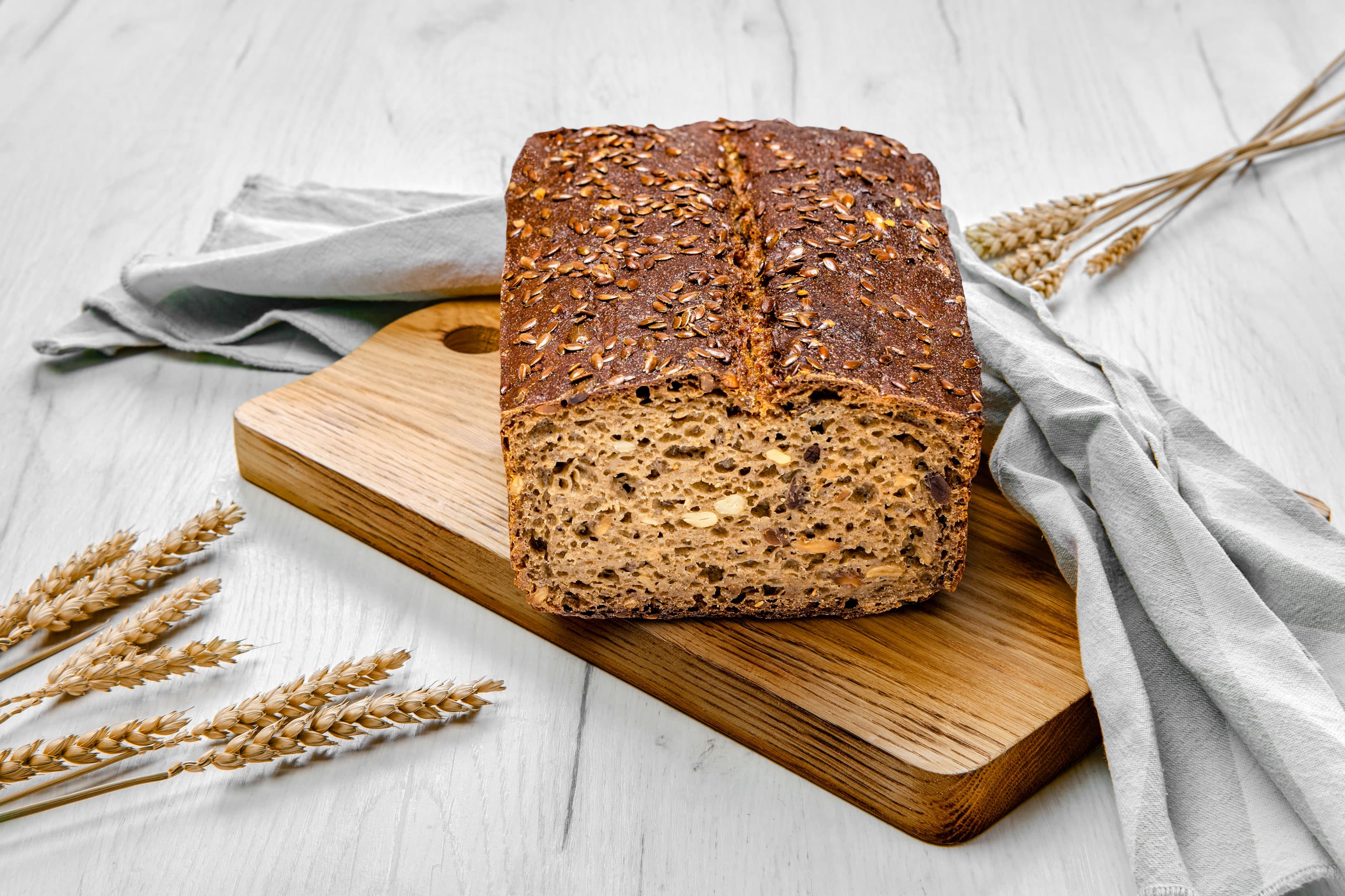 Kastenbrot auf einem Holzbrett
