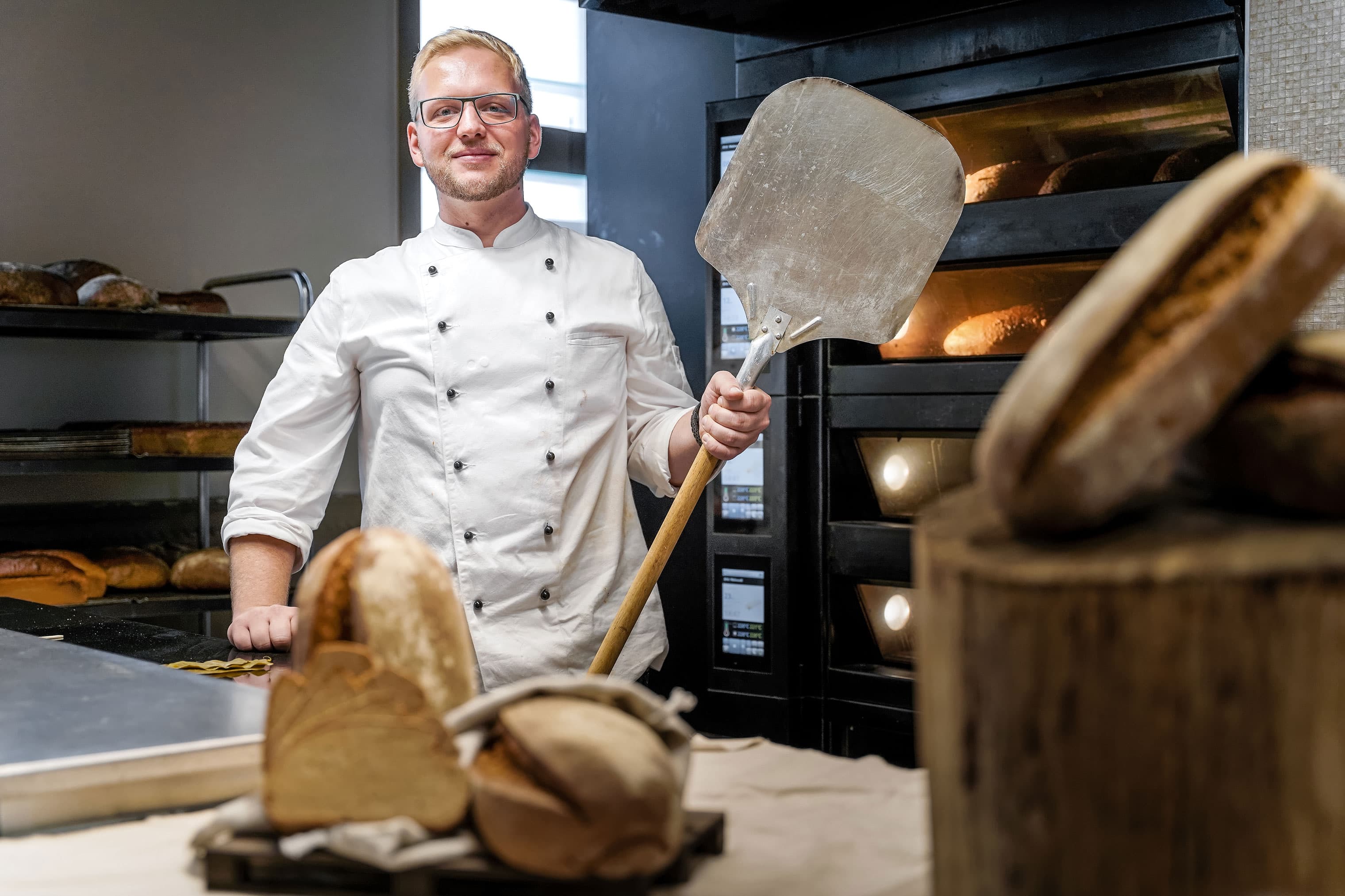 Bäckermeister in der Backstube