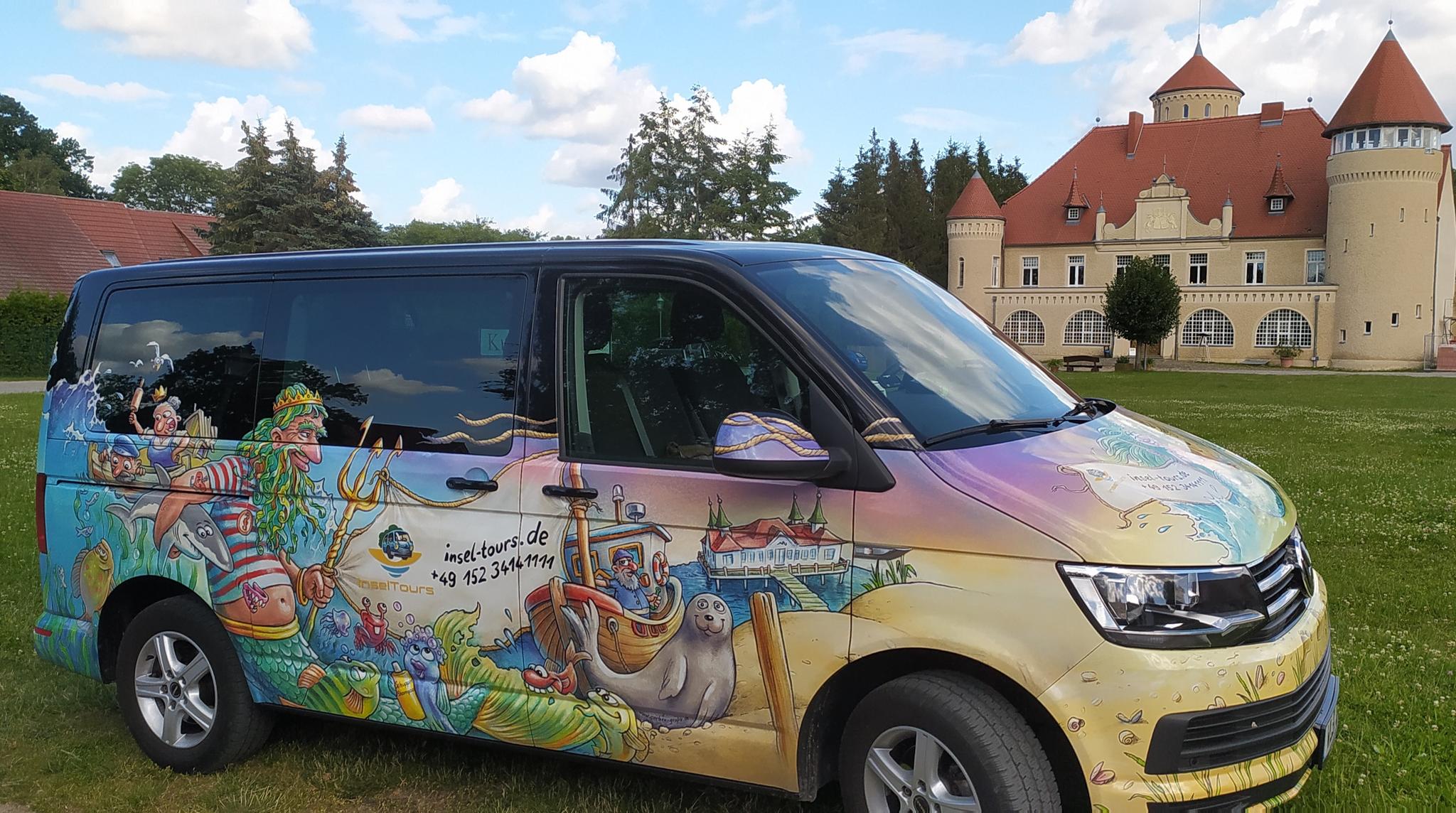 Bunter "InselTours"-Bus vor dem Schloss Stolpe