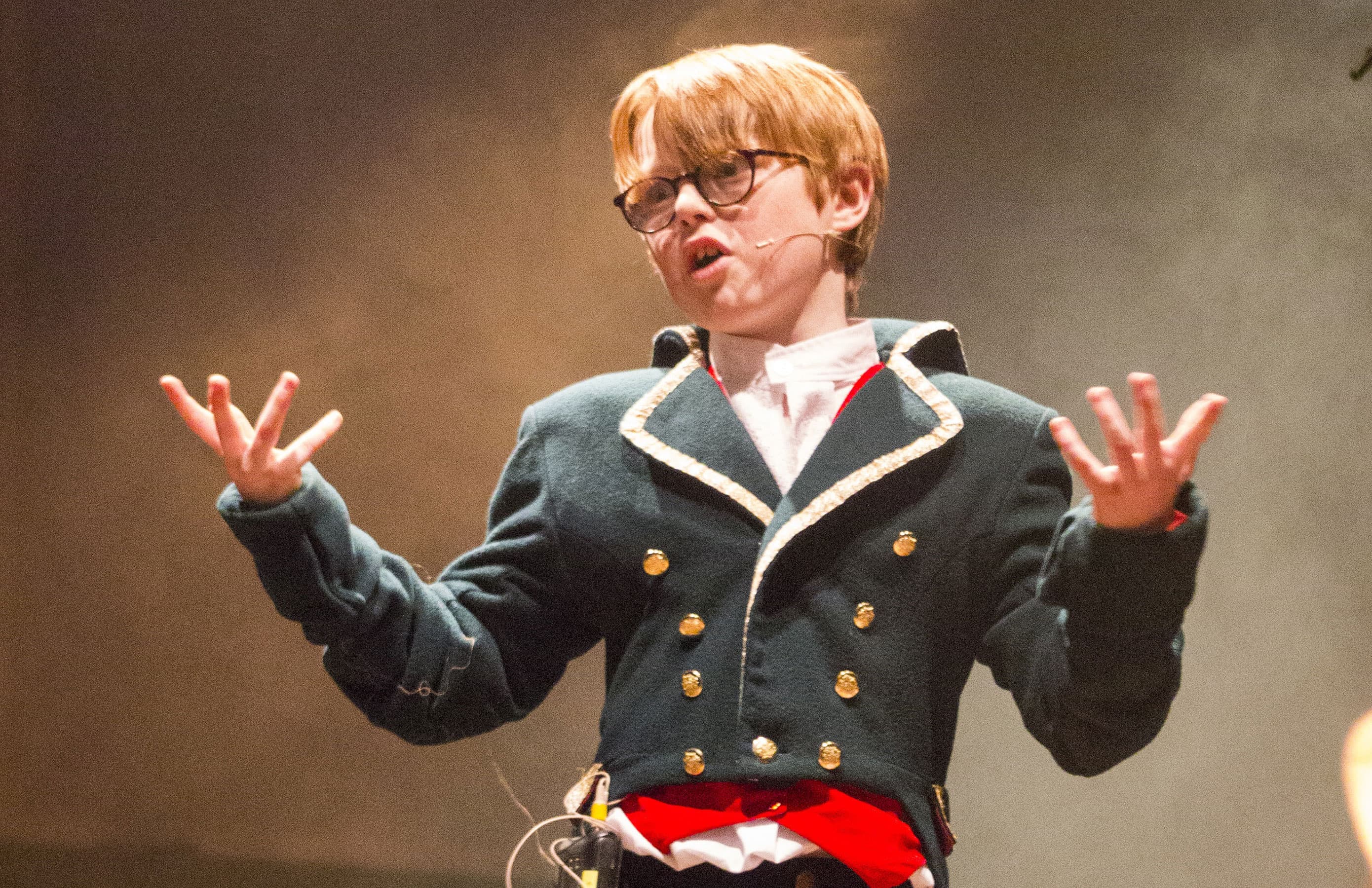 Junge bei einem Theaterstück