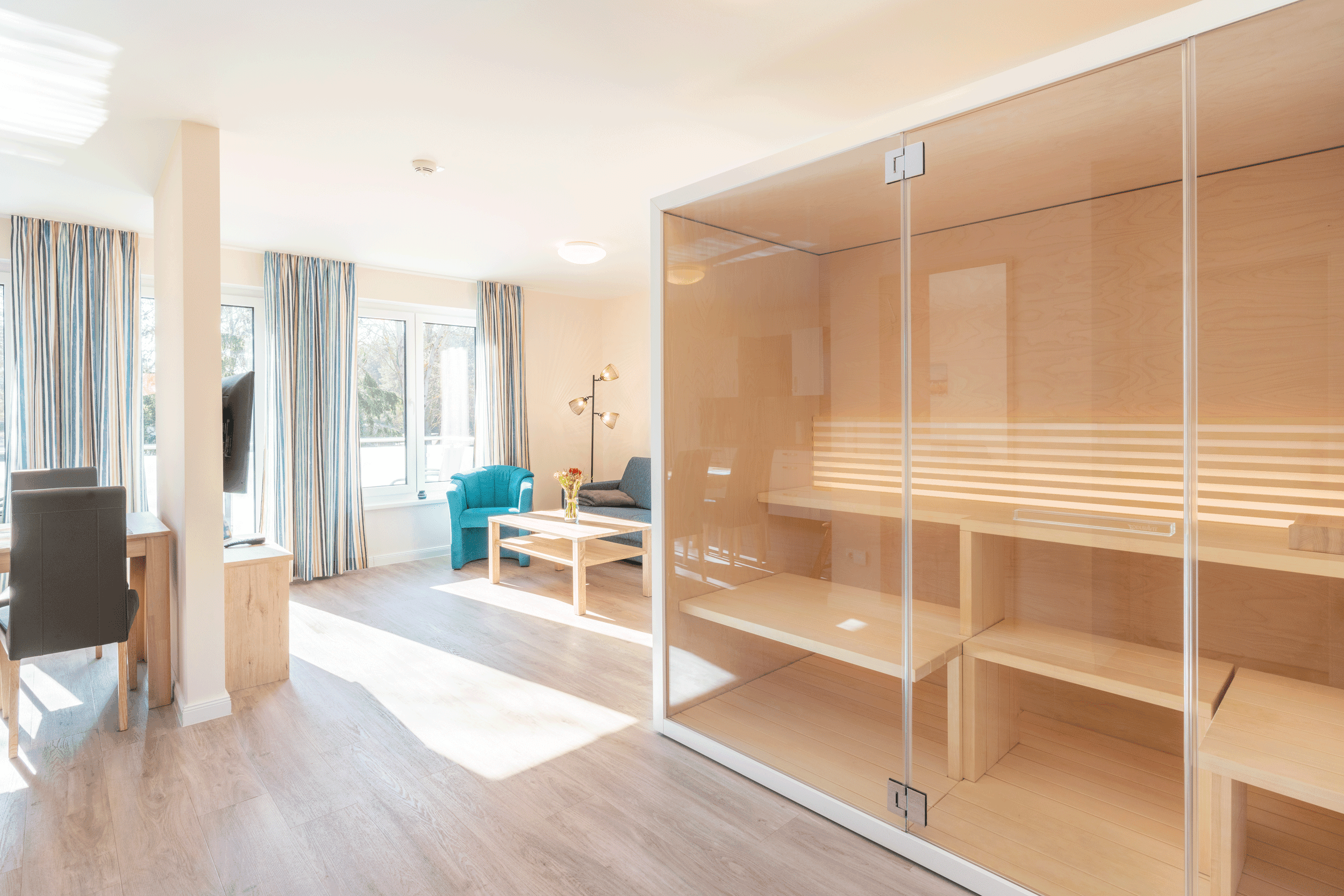 Wohnbereich mit einer Sauna in einer Ferienwohnung