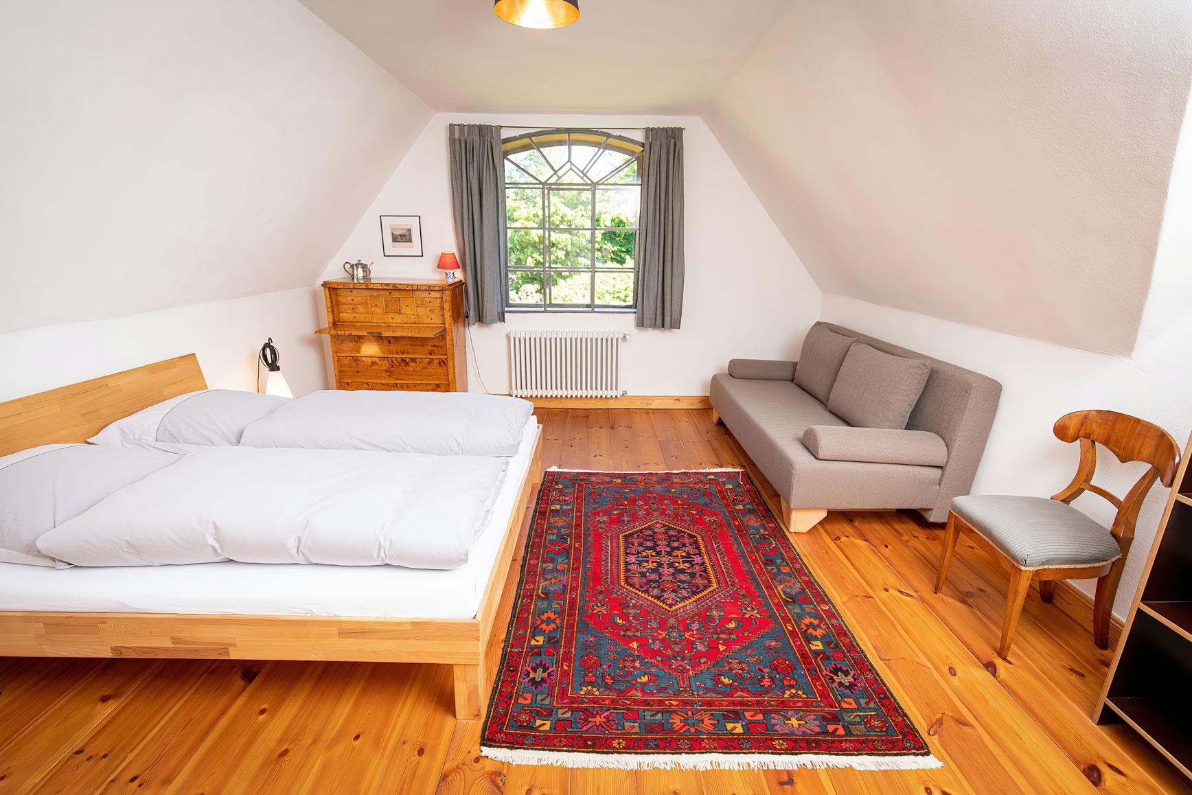 Schlafzimmer mit Doppelbett in Dachgeschoss