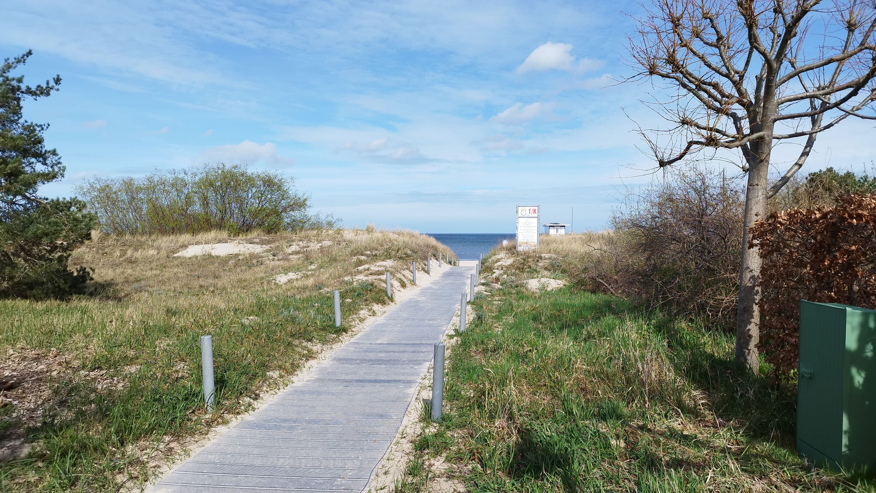 befestigter Holzweg, der zum Strand führt
