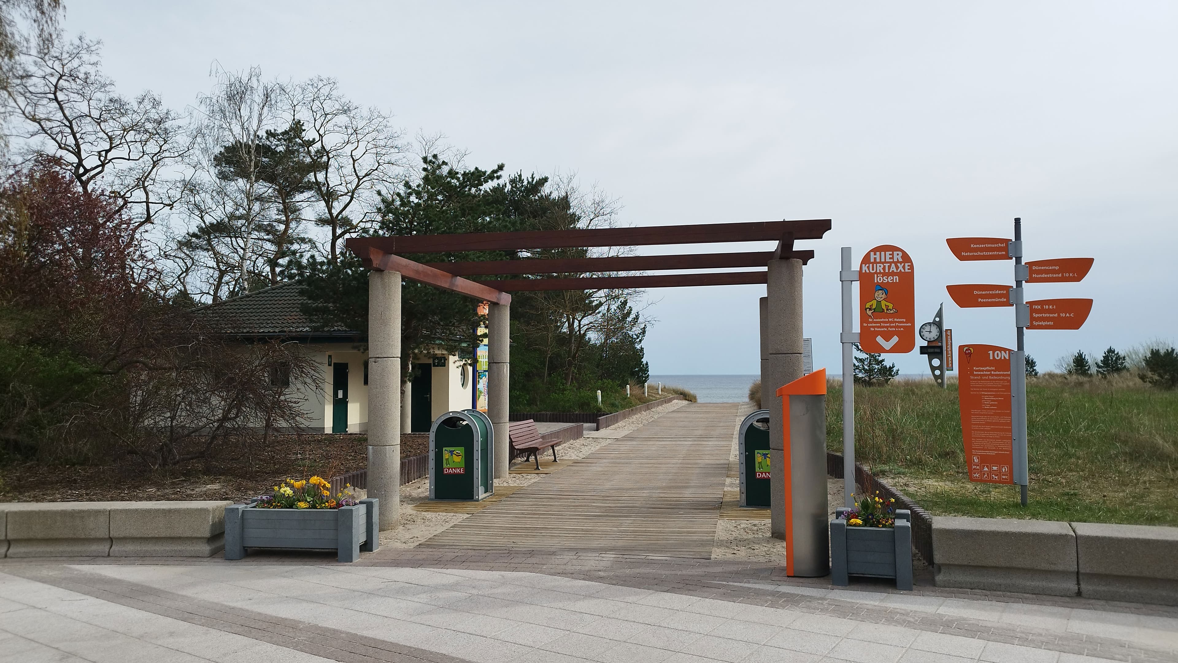 Befestigter Weg, der auf Holzplatten vom Kurplatz bis zum Strand führt. 