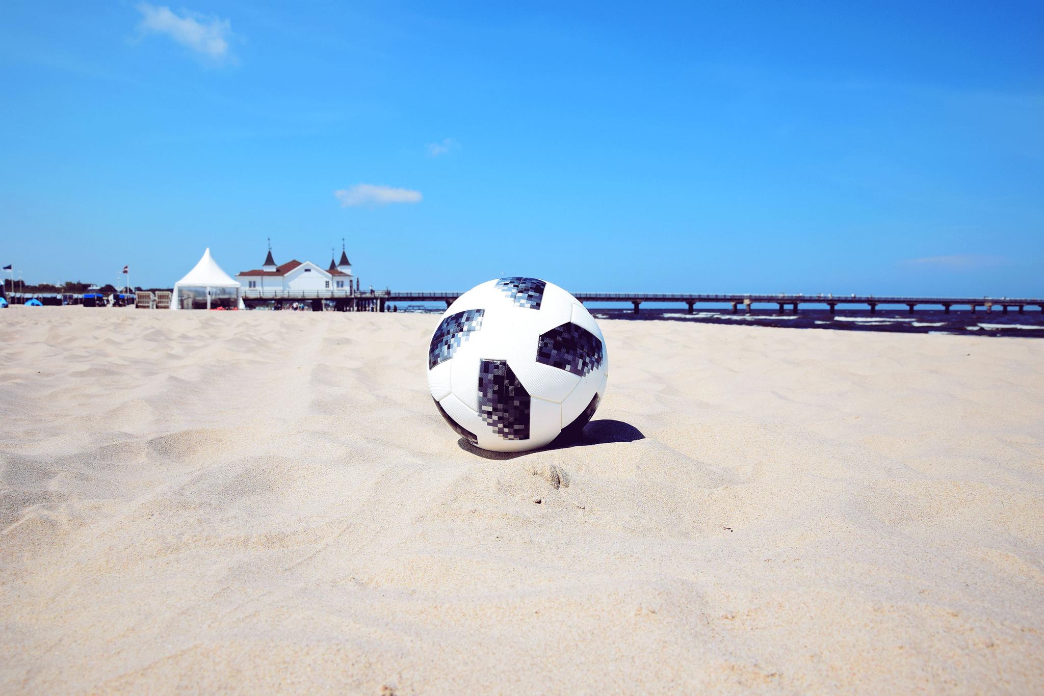 Fußball am Strand vor der Ahlbecker Seebrücke