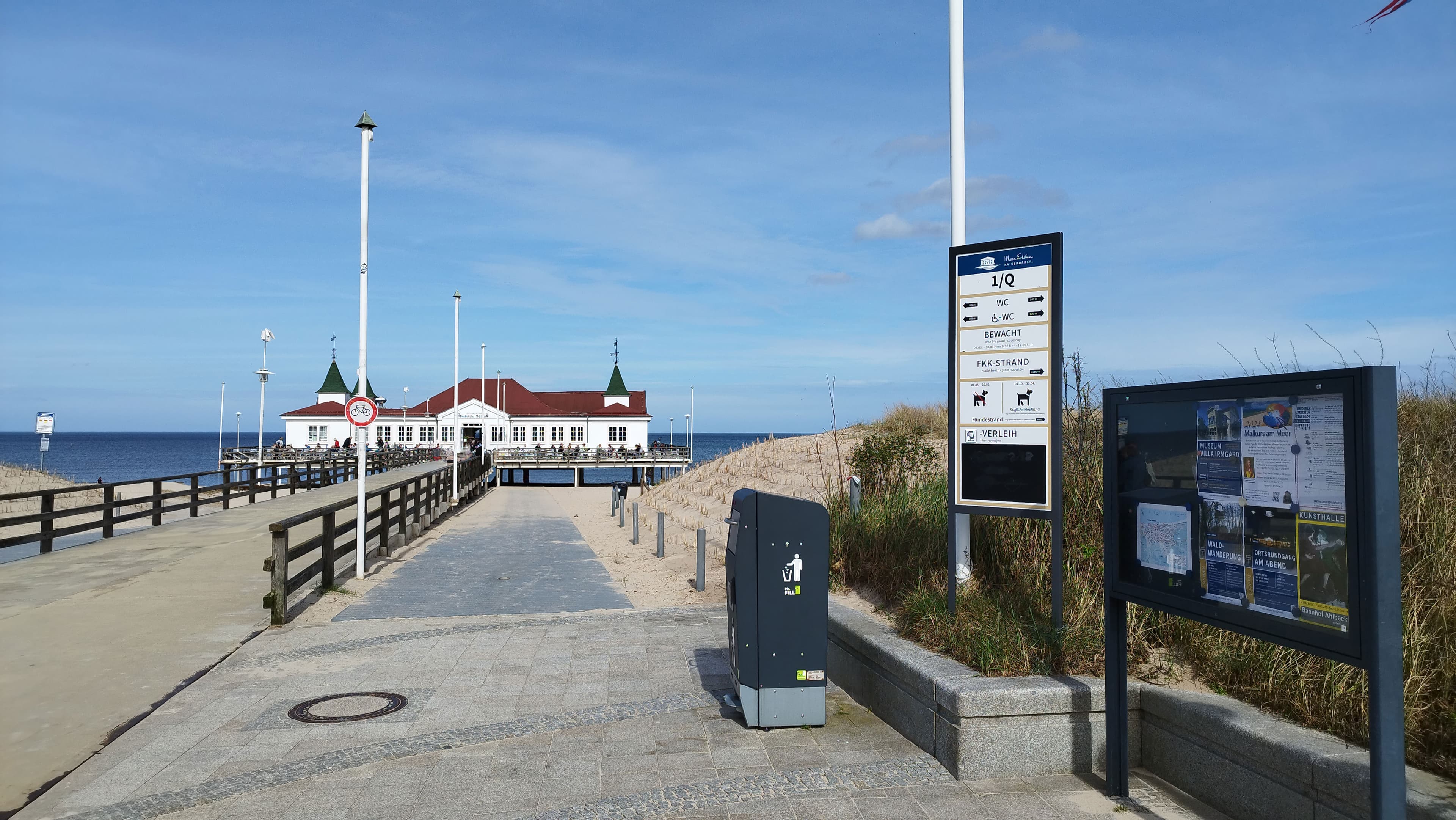 Befestigter Weg führt vor der Ahlbecker Seebrücke zum Stand 